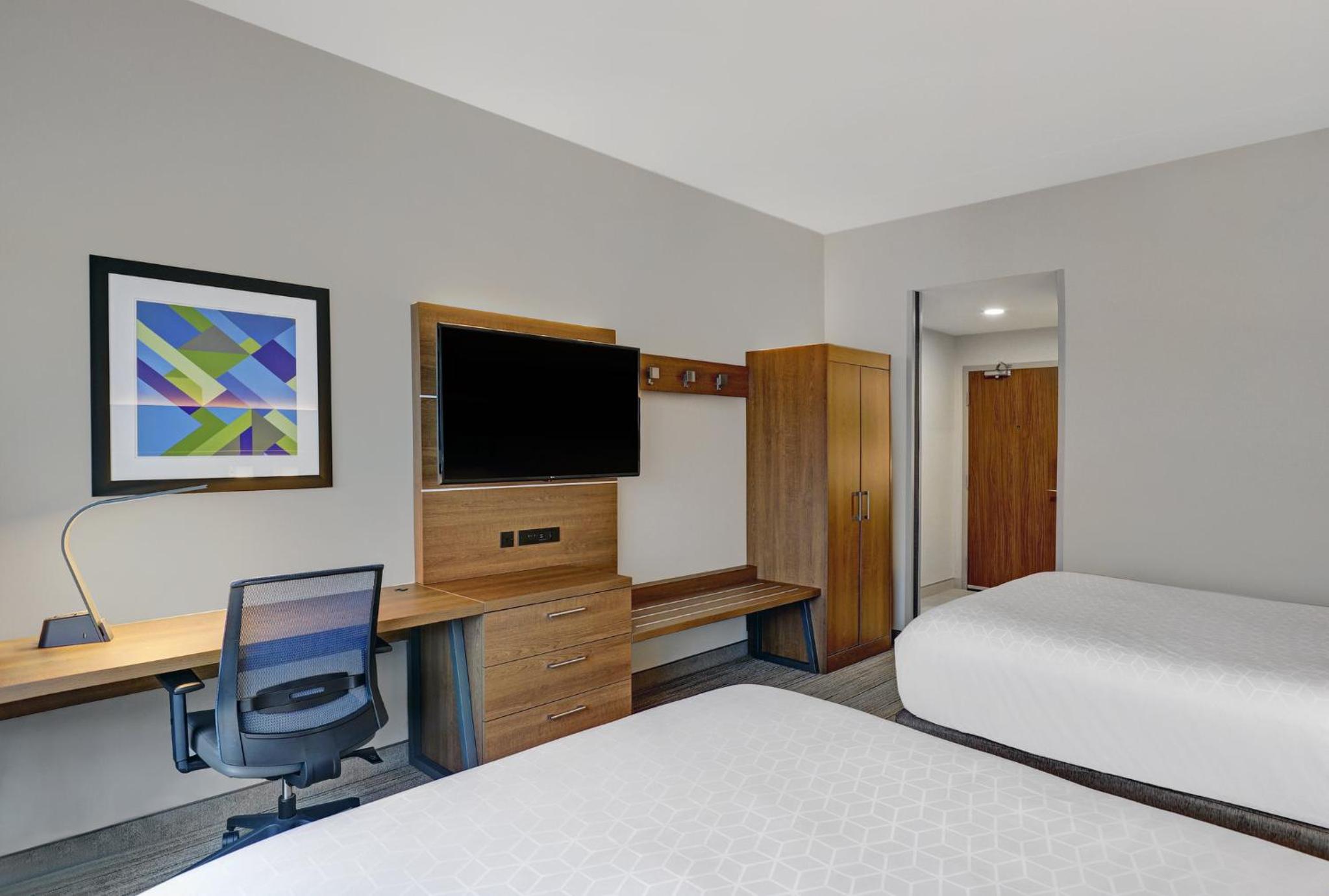 Standard Queen Room with Two Queen Beds - Photo 6