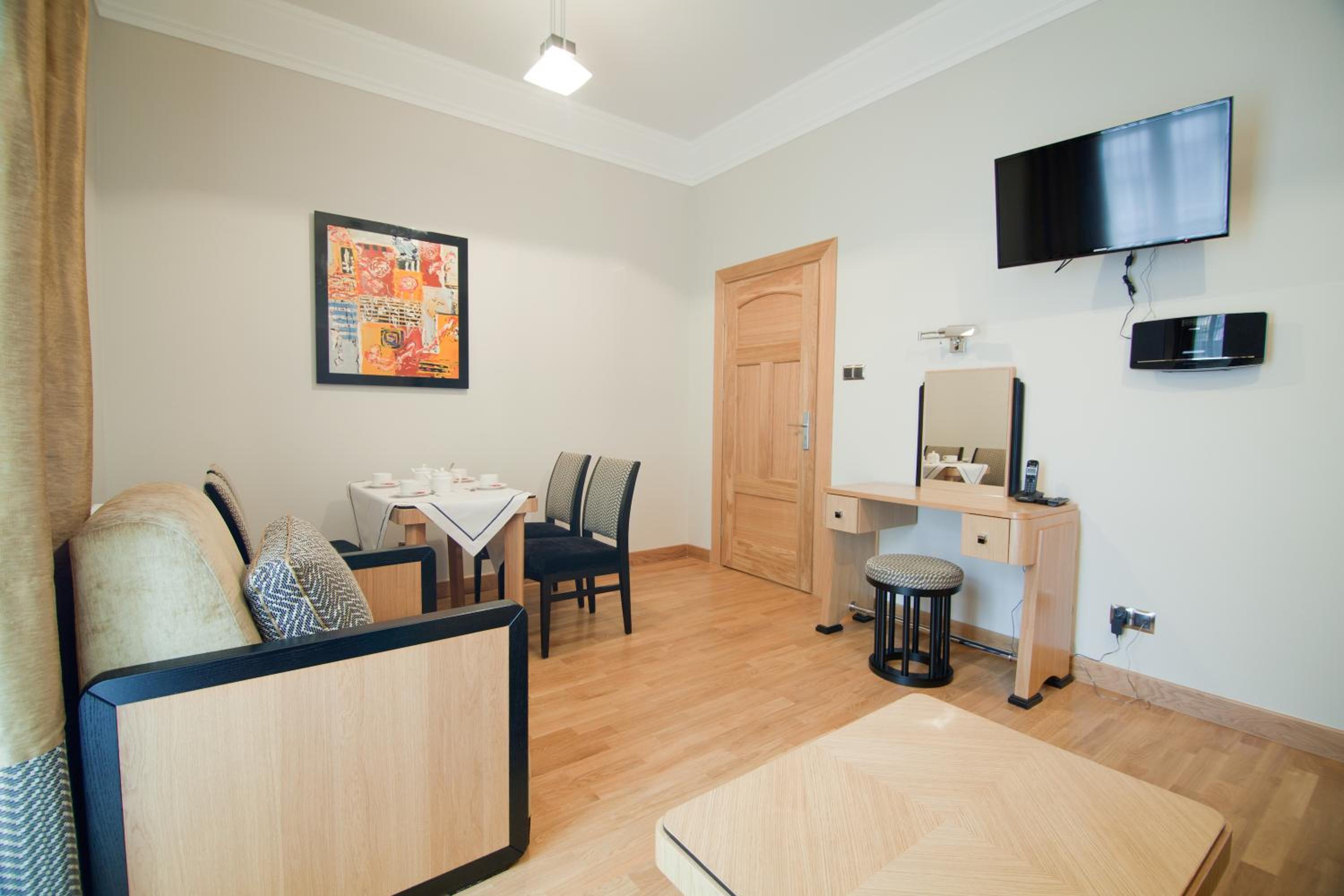 One-Bedroom Deluxe Apartment - Photo 5