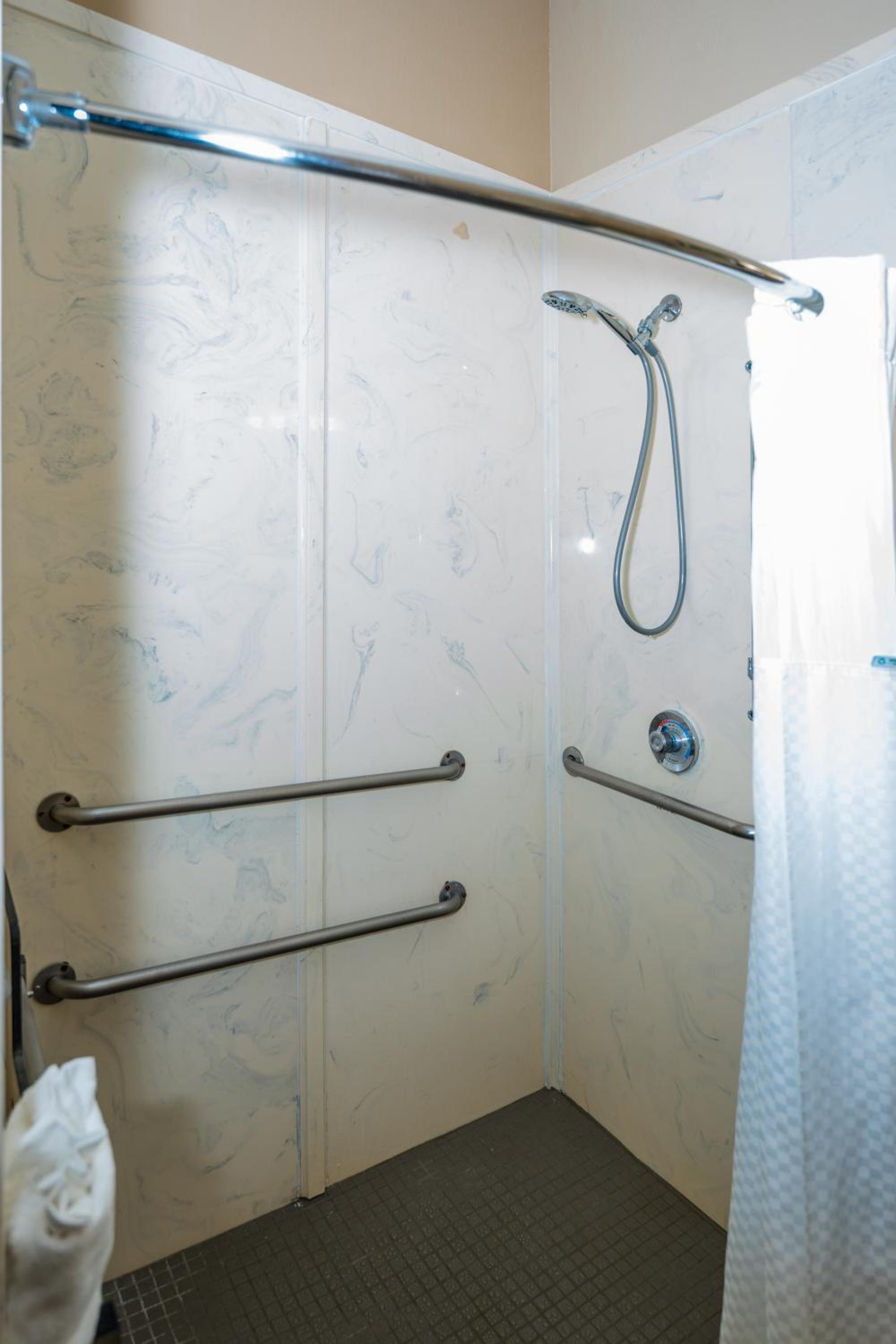 King Suite - Disability Access/Non-Smoking - Photo 3