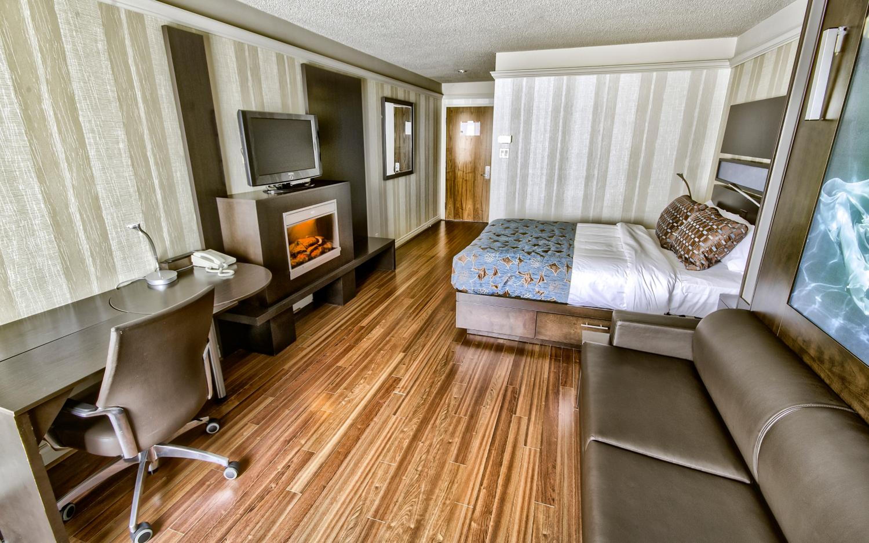 Modern room, 1 Queen bed and 1 Queen Murphy bed with fireplace - Exterior View