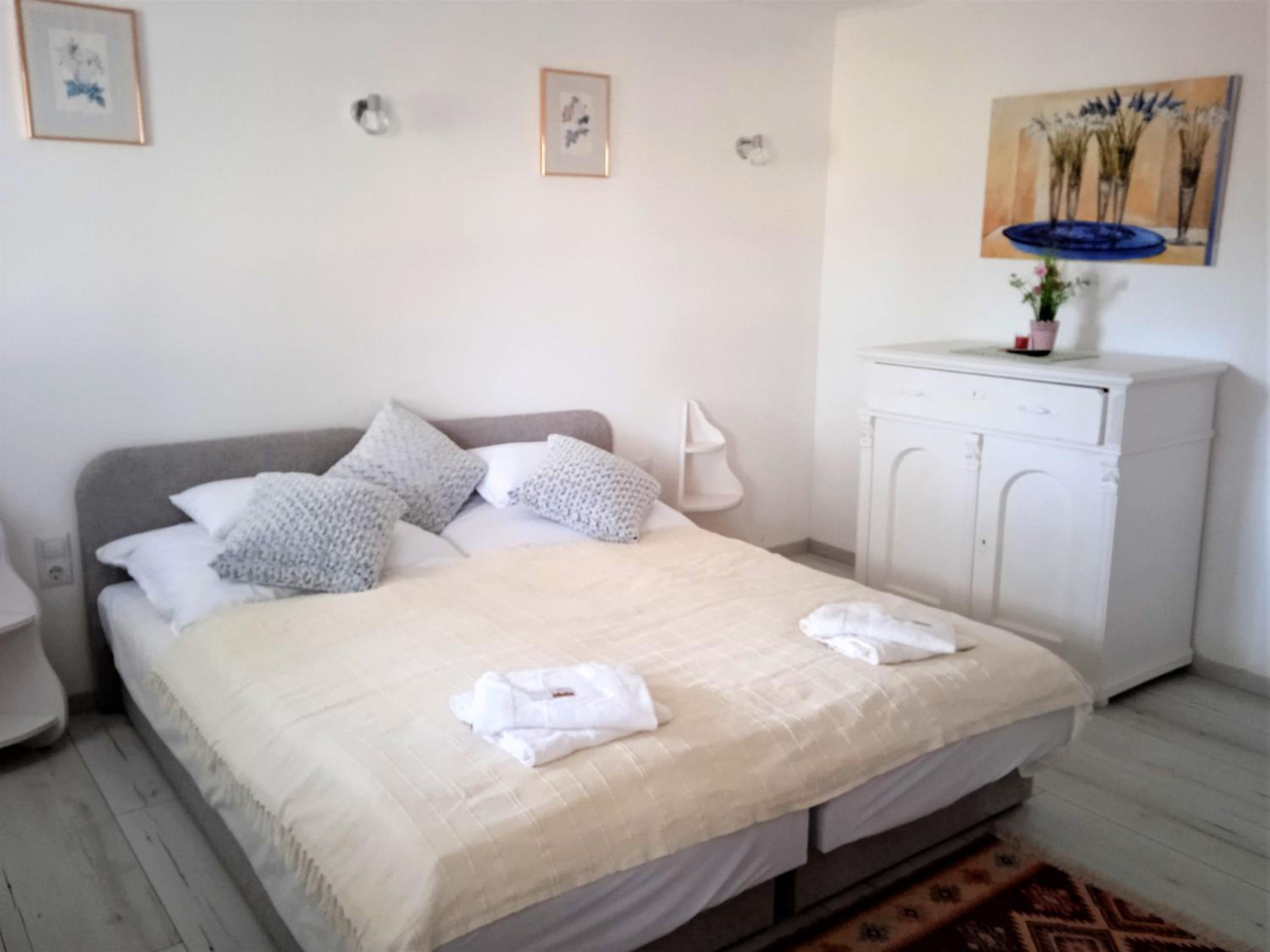 One-Bedroom Apartment - Photo 2