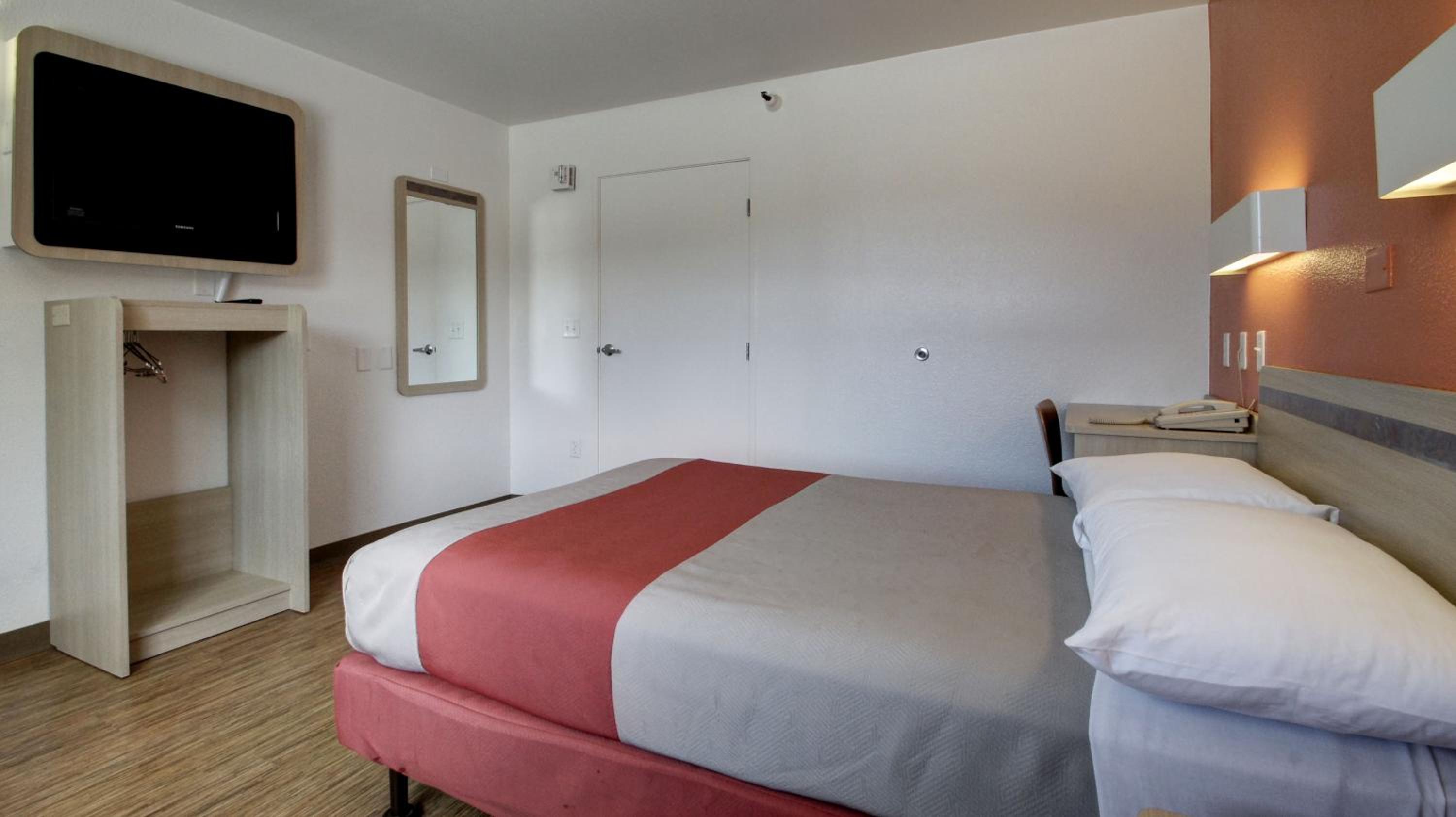 Queen Room - Disability Access/Non Smoking photo 3