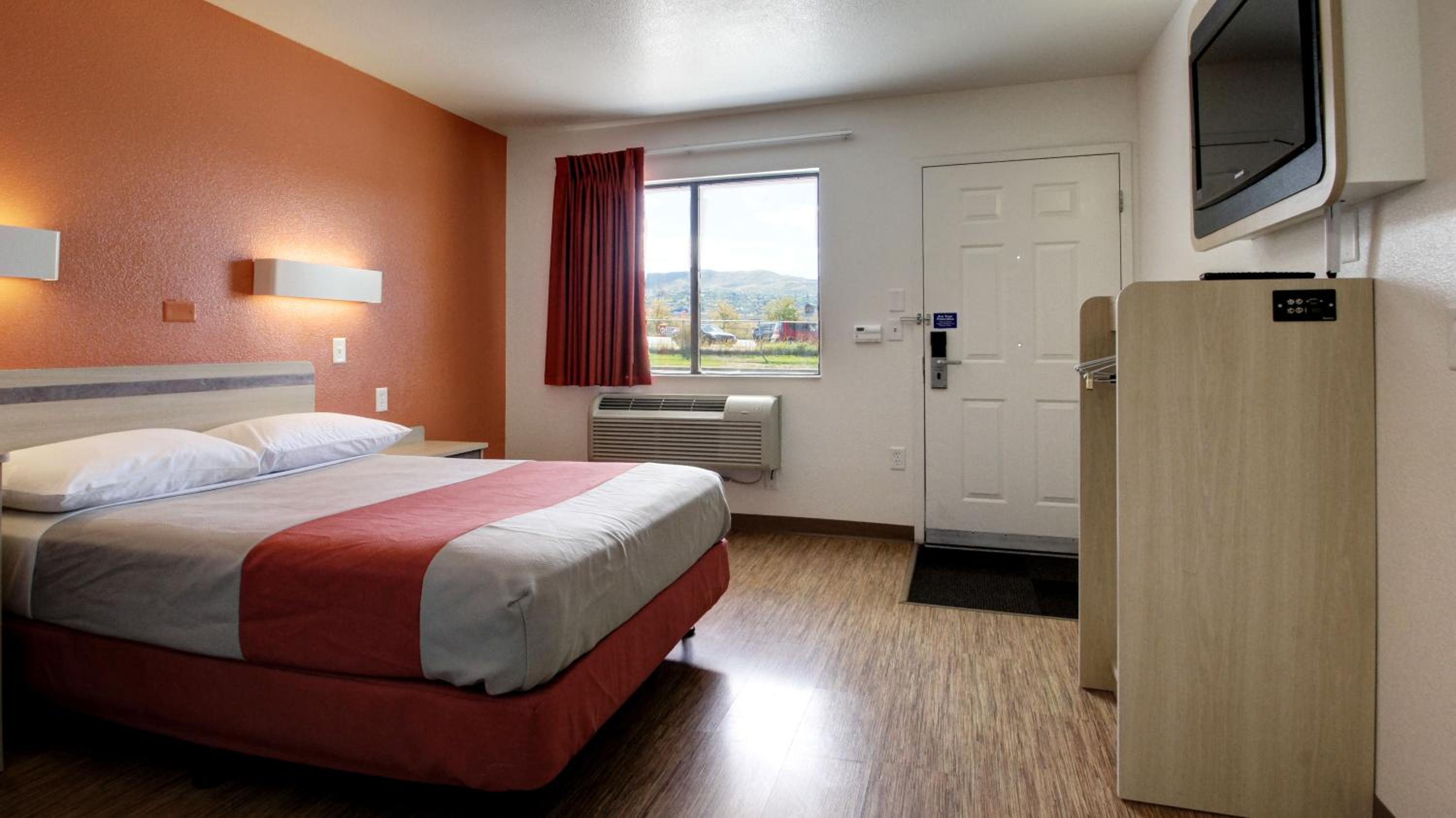 Queen Room - Disability Access/Non Smoking photo 2