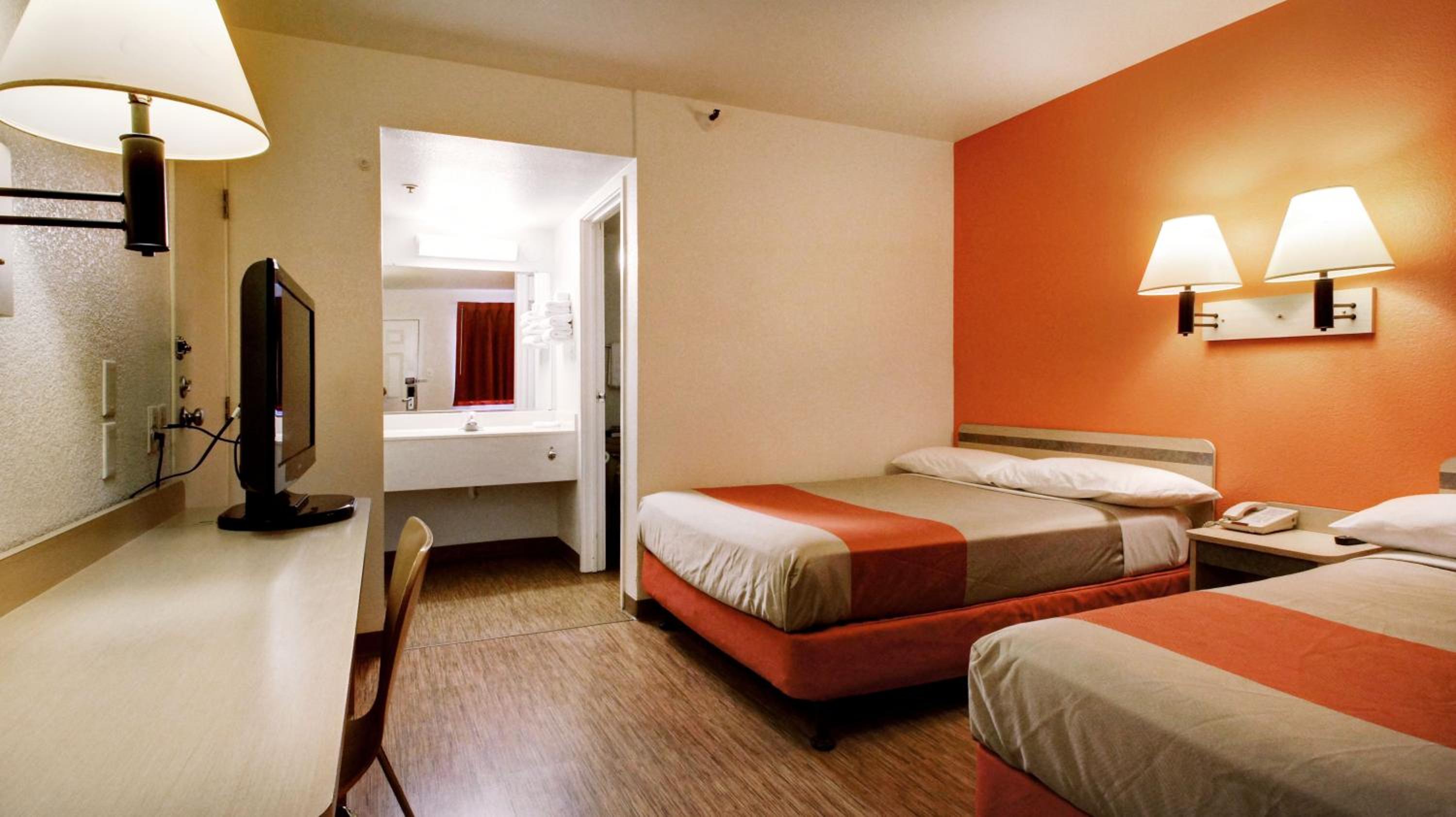 Quadruple Room With Two Queen Beds - Non Smoking photo 2