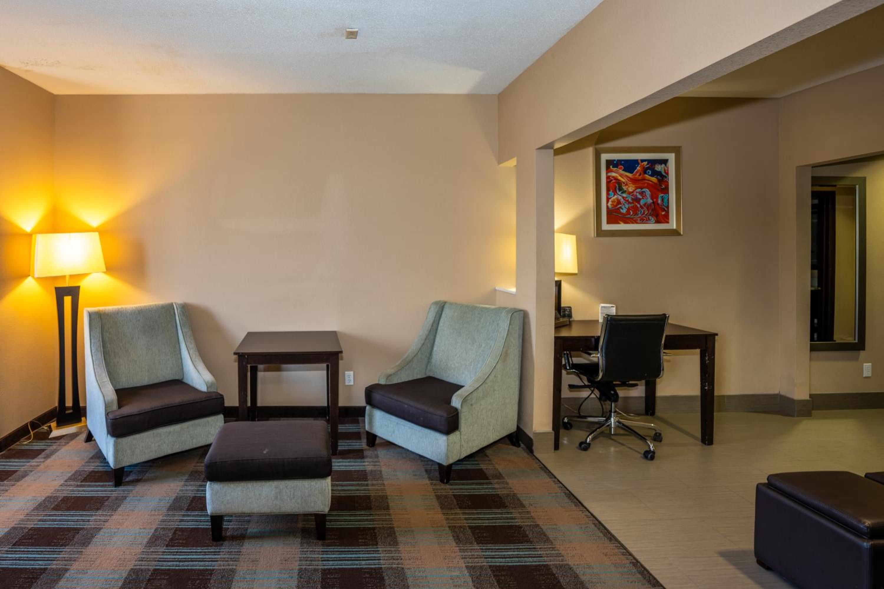 Queen Suite - Non-Smoking - Photo 23