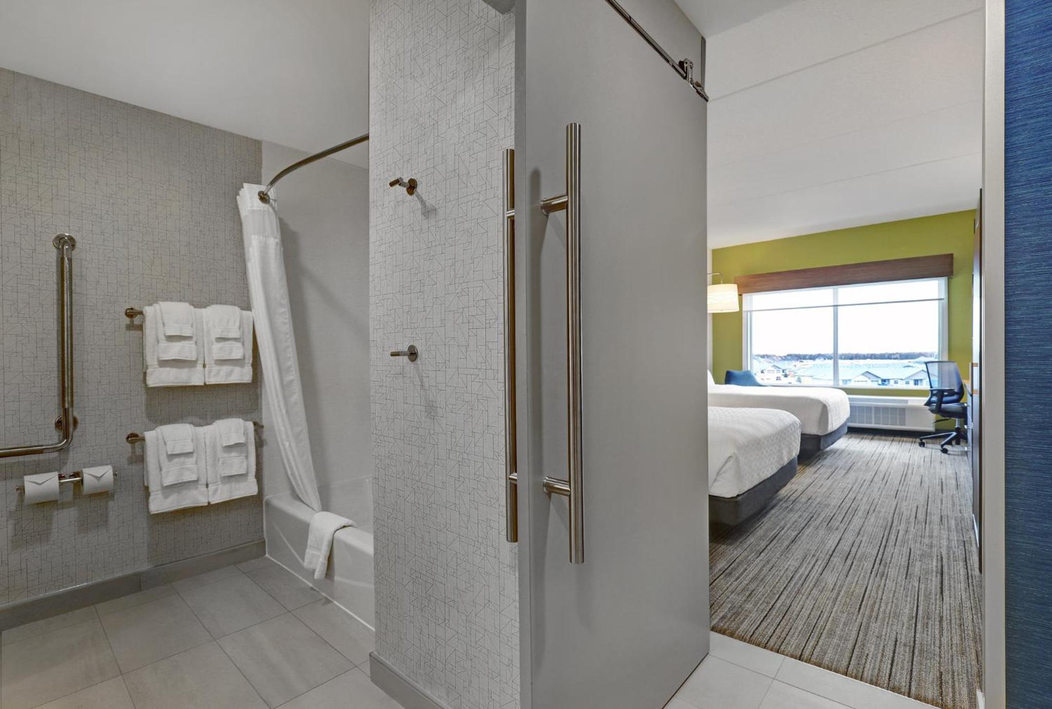 Standard Queen Room with Two Queen Beds and Mobility Accessible Tub - Photo 4