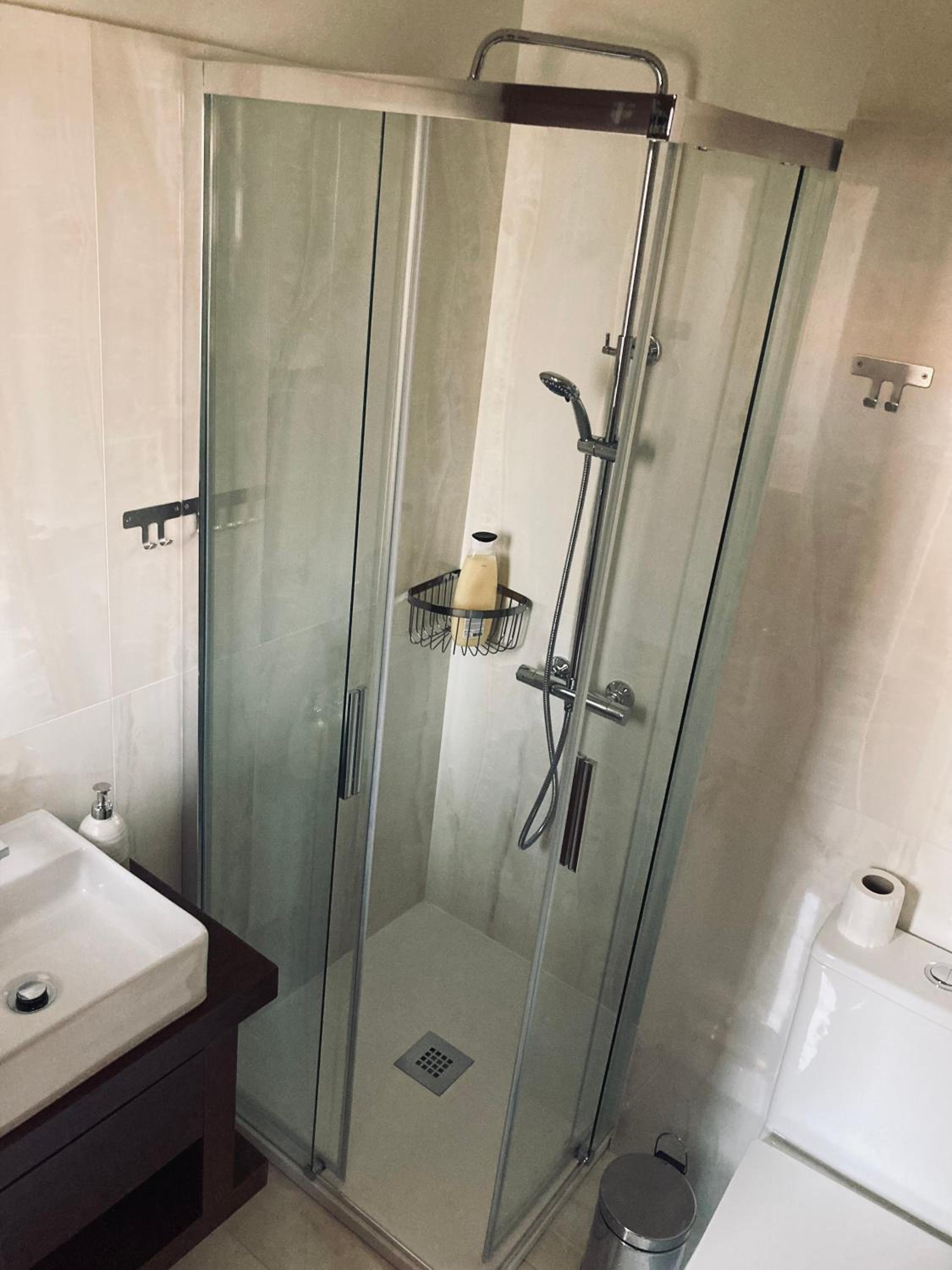 Large Double Room - Photo 6