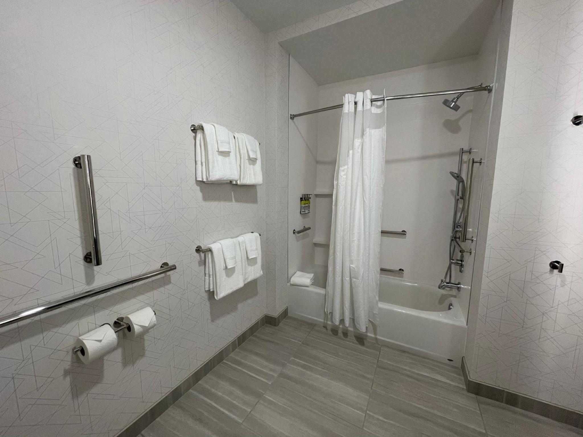 Standard Queen Room with Two Queen Beds and Mobility Accessible Tub - Photo 5