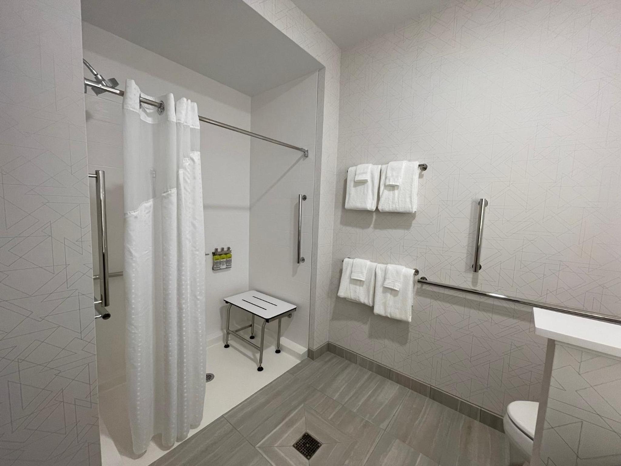 King Room - Mobility Access/Roll in Shower - Non-Smoking - Photo 5
