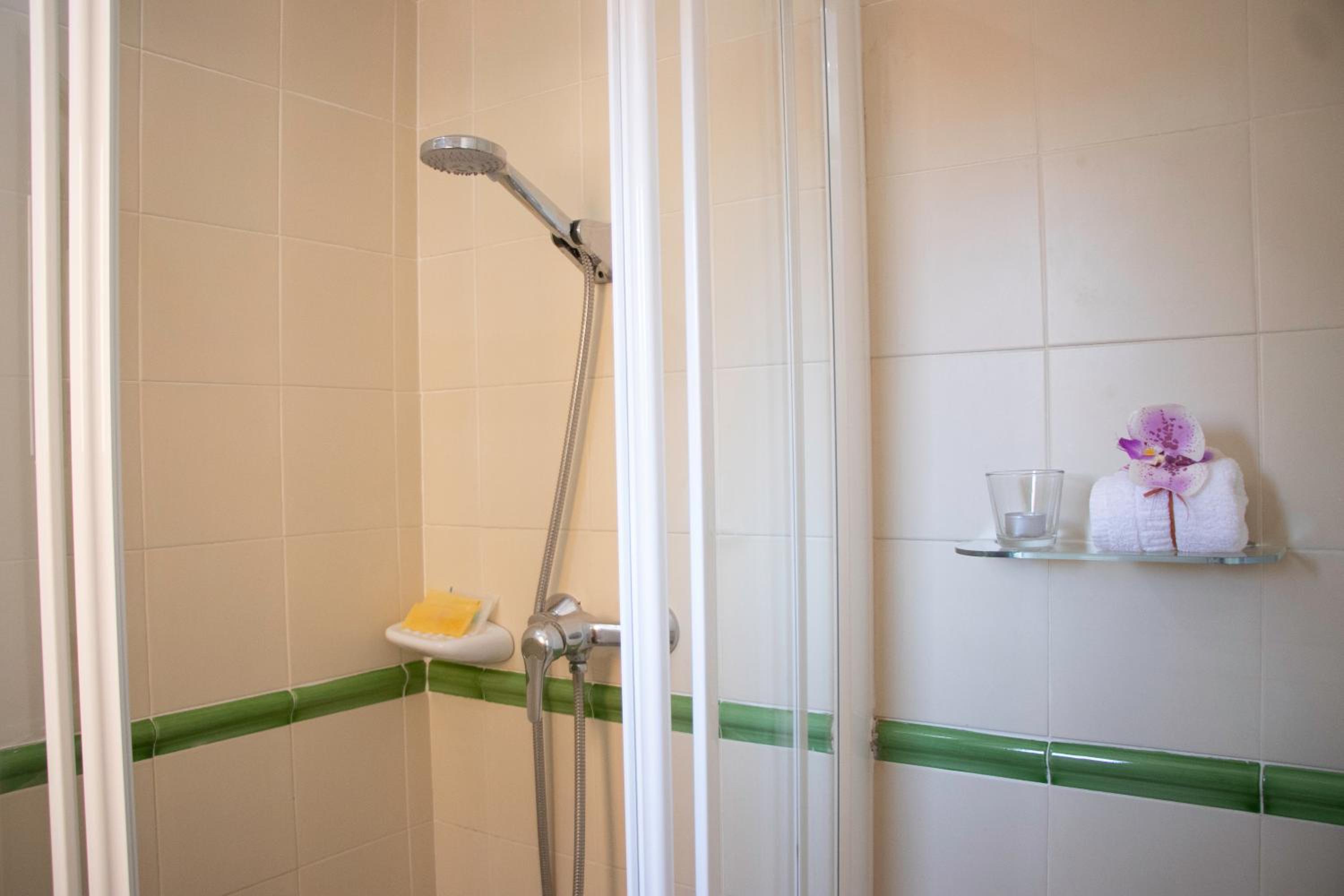 Double Room with Private Bathroom - Photo 53