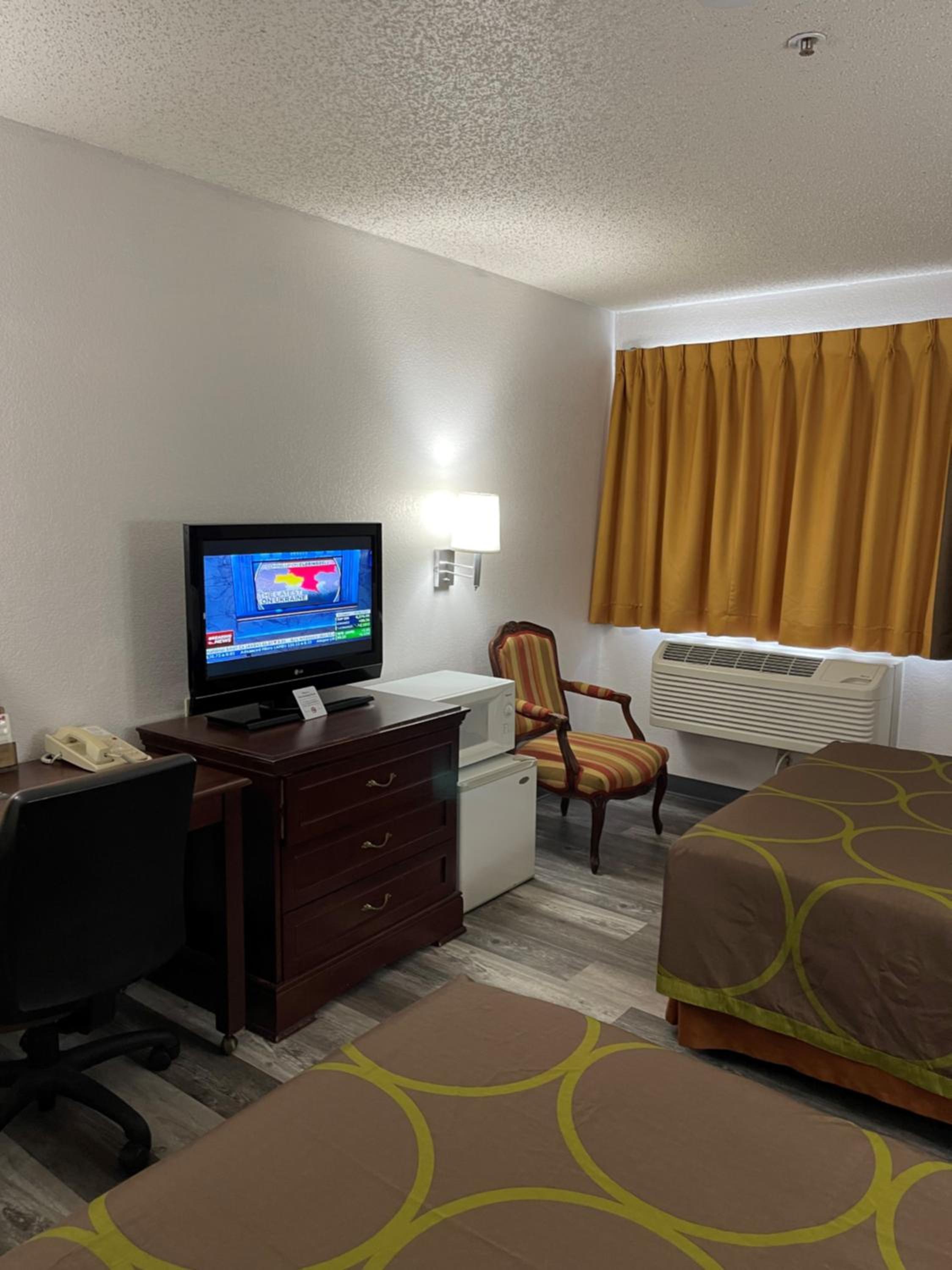 Queen Room with Two Queen Beds - Non-Smoking - Photo 4