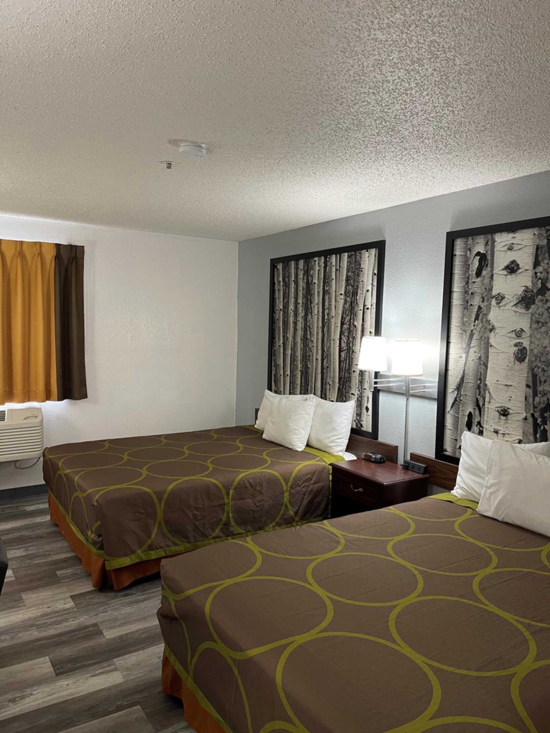 Queen Room with Two Queen Beds - Non-Smoking - Photo 3