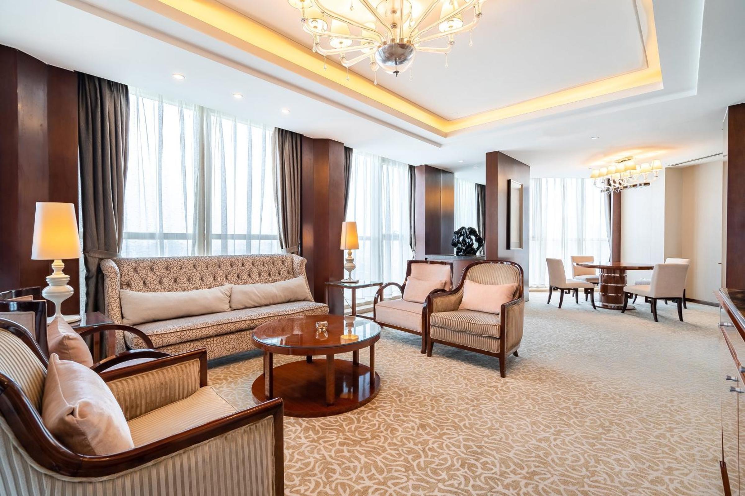 One-Bedroom King Suite with River View - Living and Dinning Area