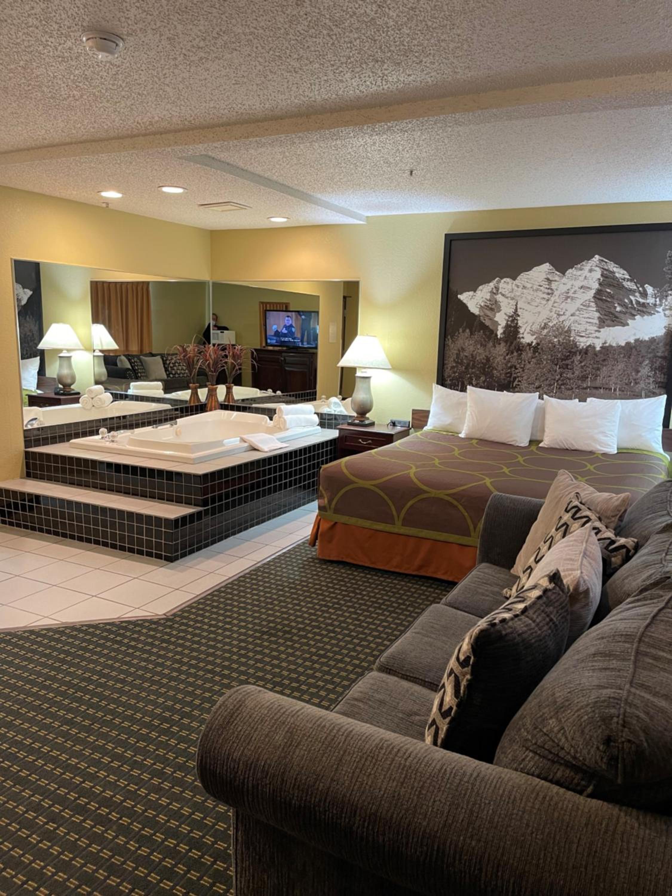 King Suite - Non-Smoking - Photo 2
