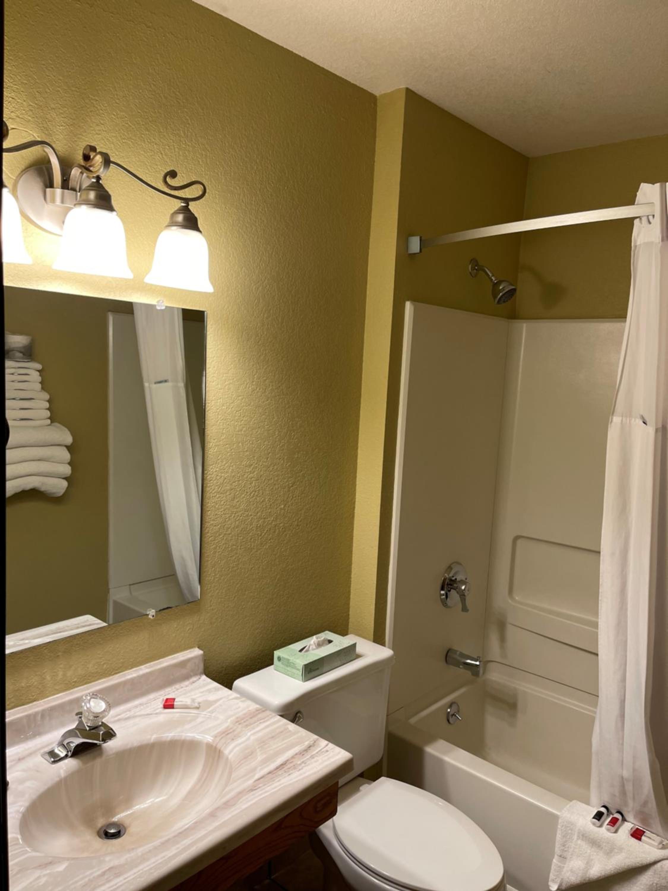 King Suite - Non-Smoking - Photo 3