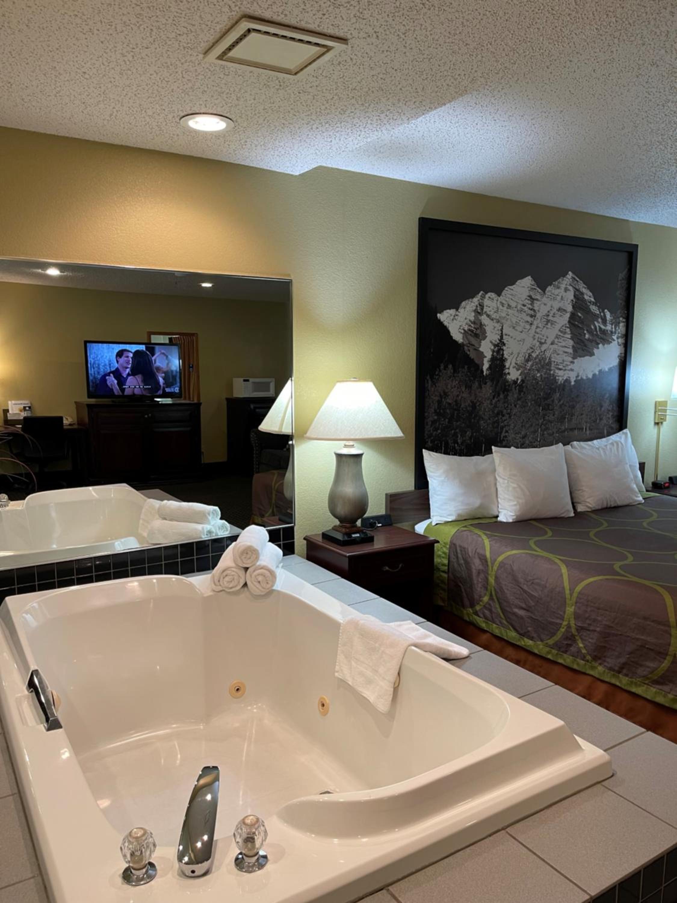 King Suite - Non-Smoking - Photo 1