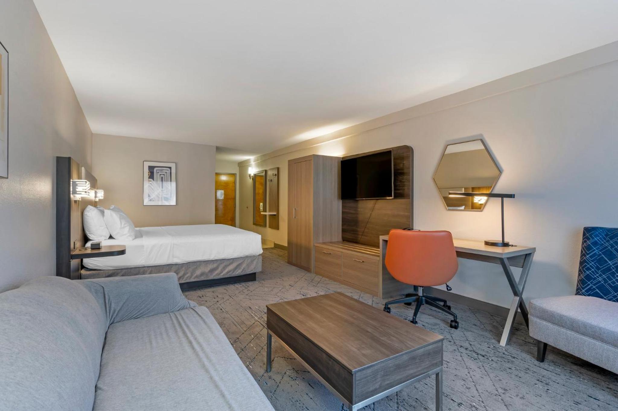 King Suite with Sofa Bed - Non-Smoking - Photo 5