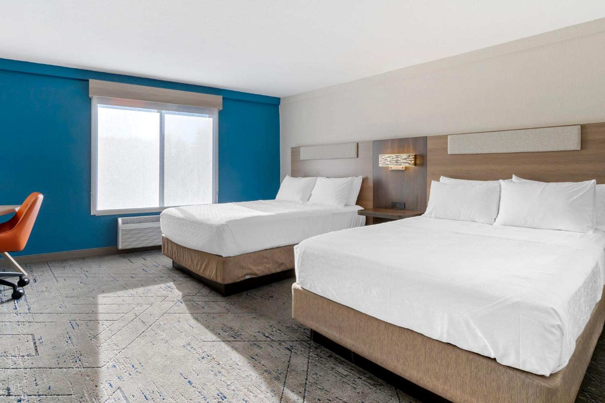 Standard Queen Room with Two Queen Beds - Photo 3