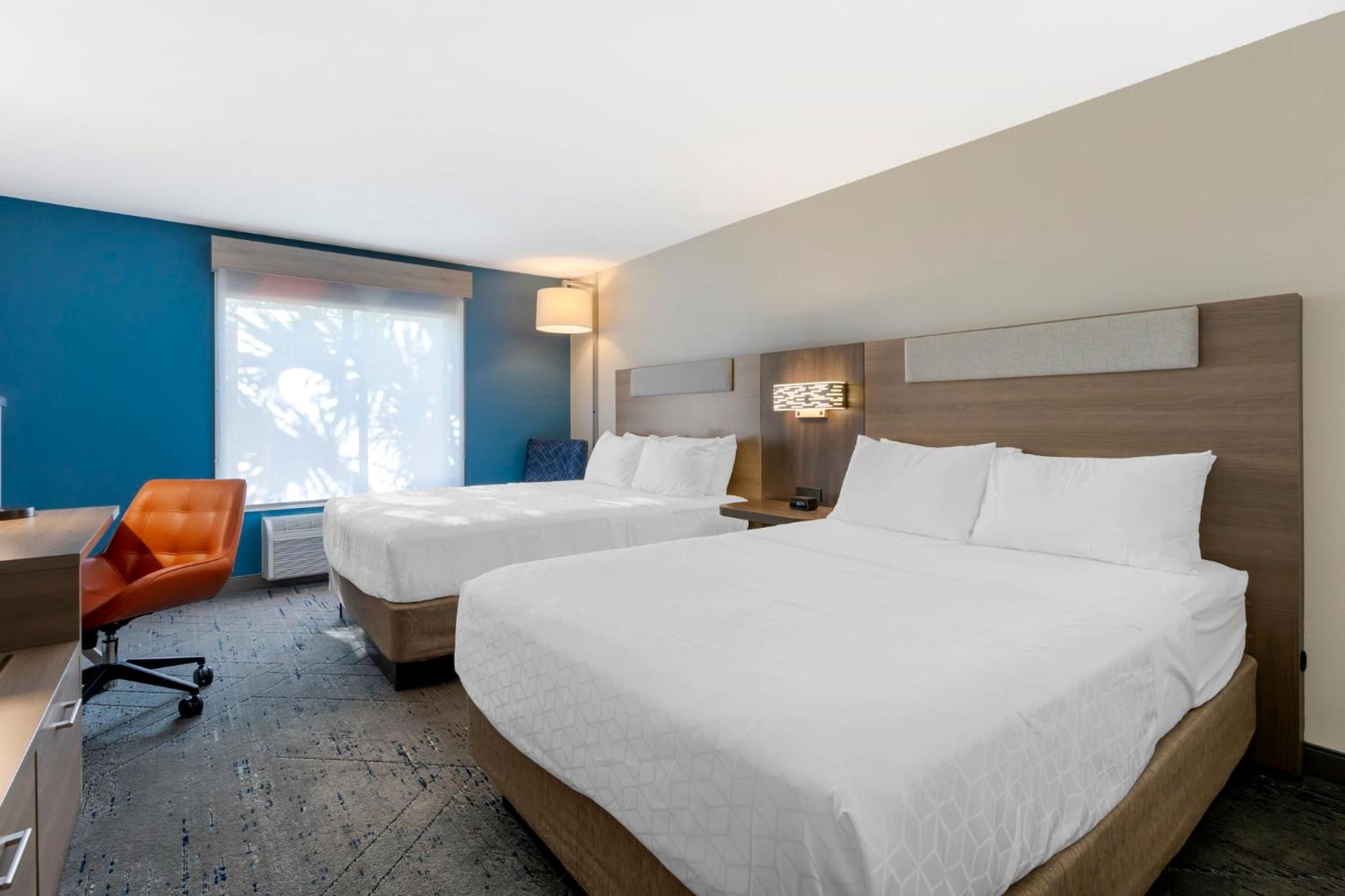 Standard Queen Room with Two Queen Beds - Photo 4