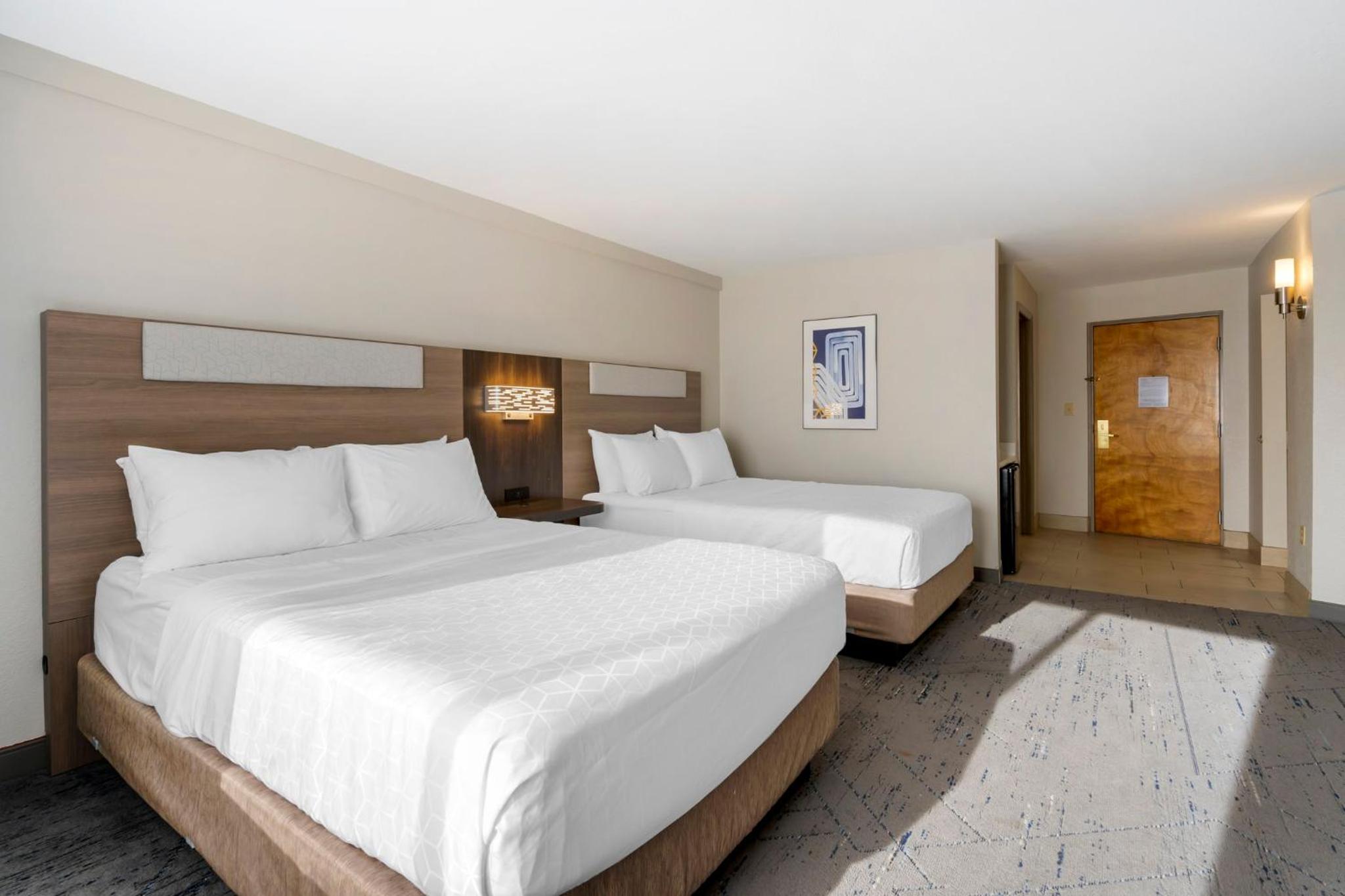 Standard Queen Room with Two Queen Beds - Photo 10