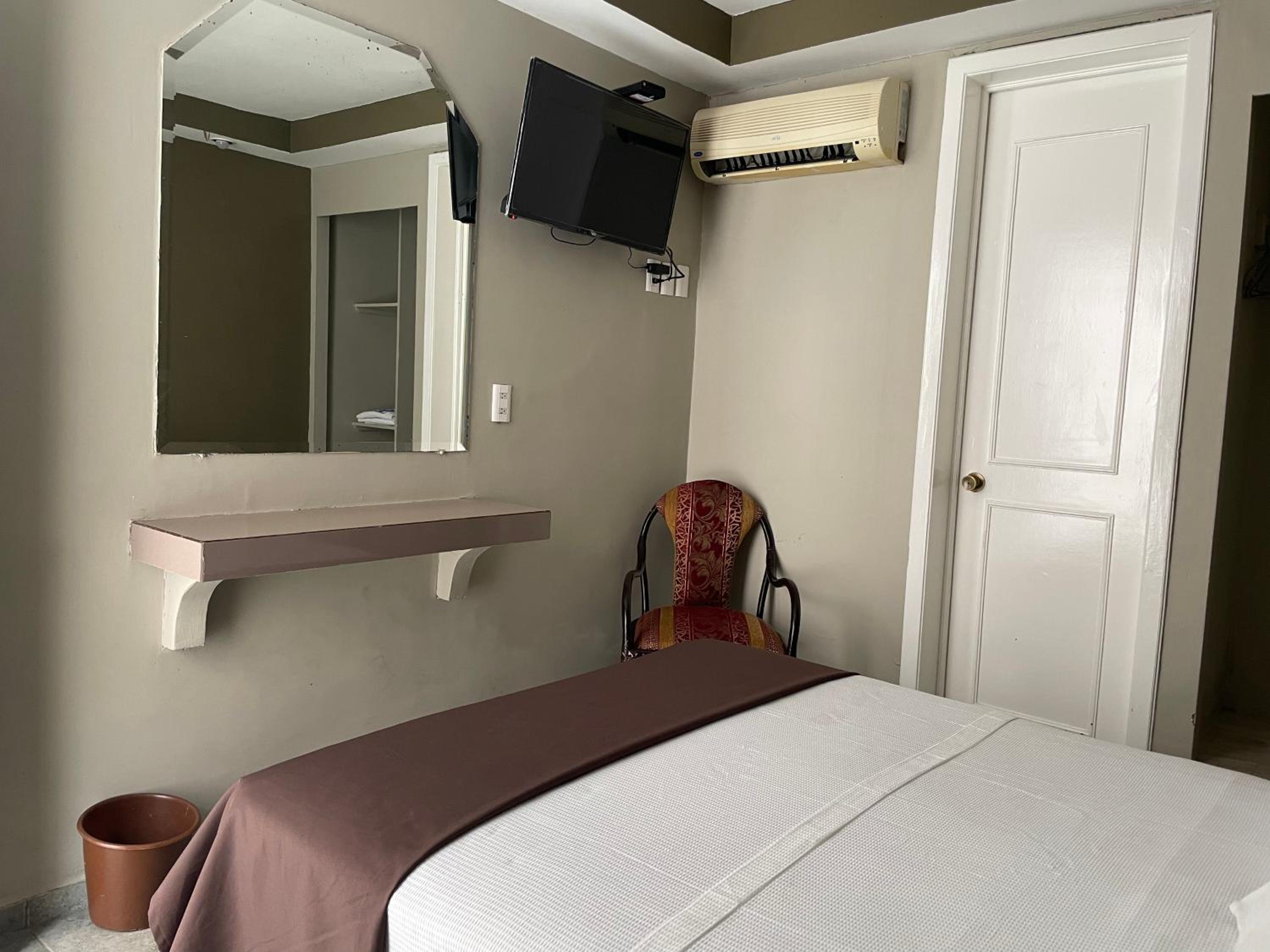 Queen Room photo 2