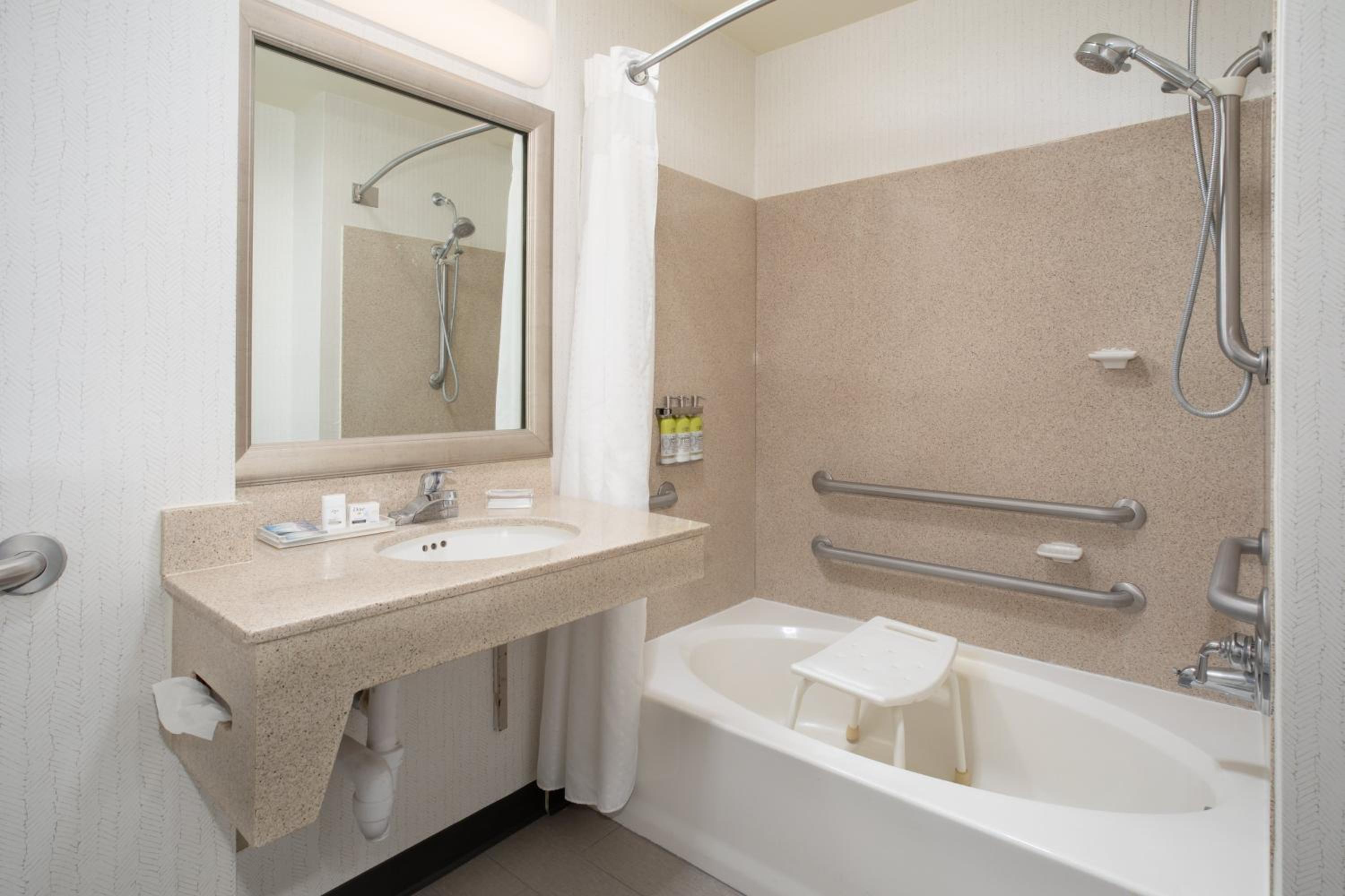 Double Room with Two Double Beds - Disability Access Tub - Photo 2
