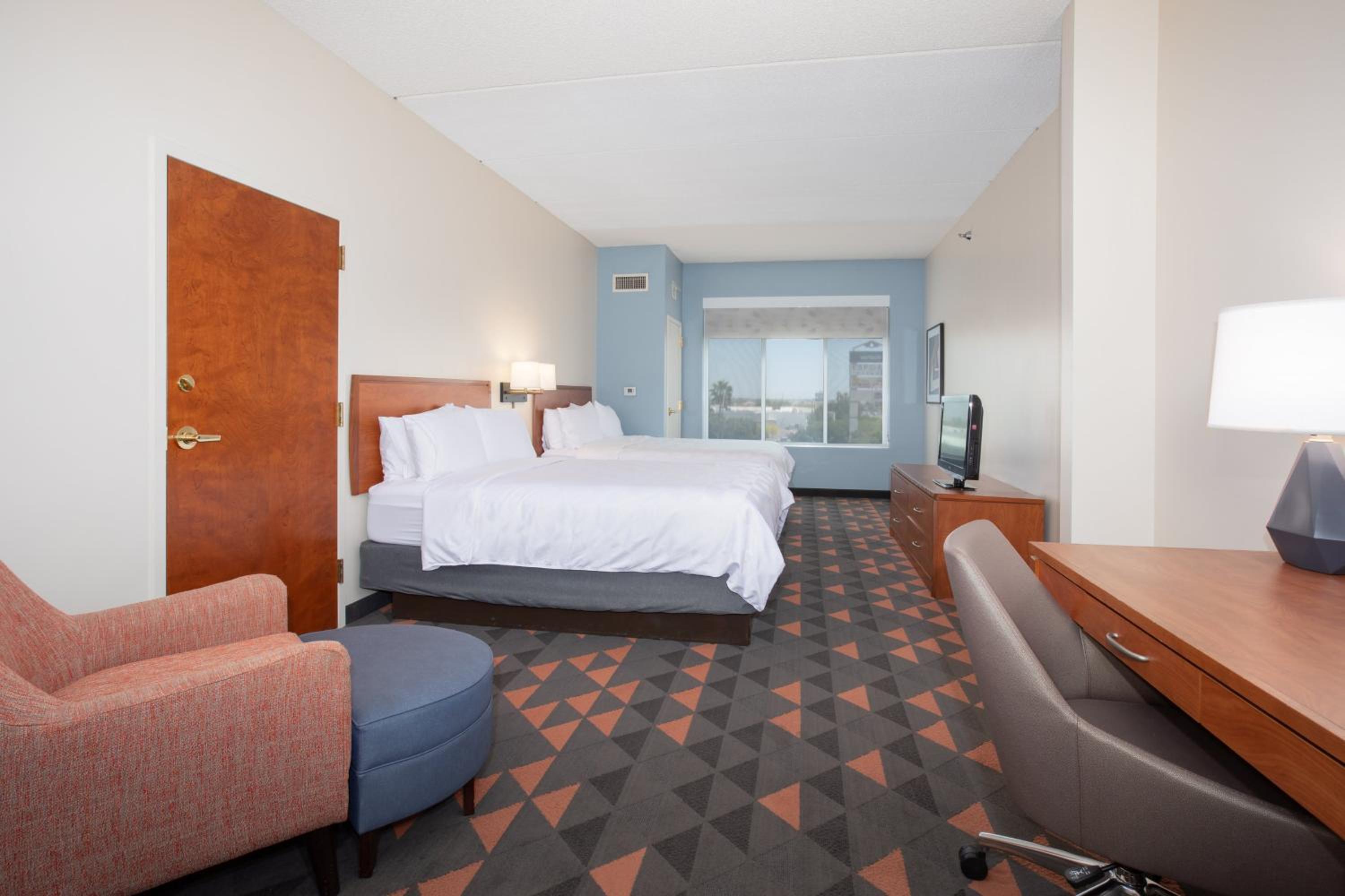 Standard Room with Two Queen Beds - Photo 4