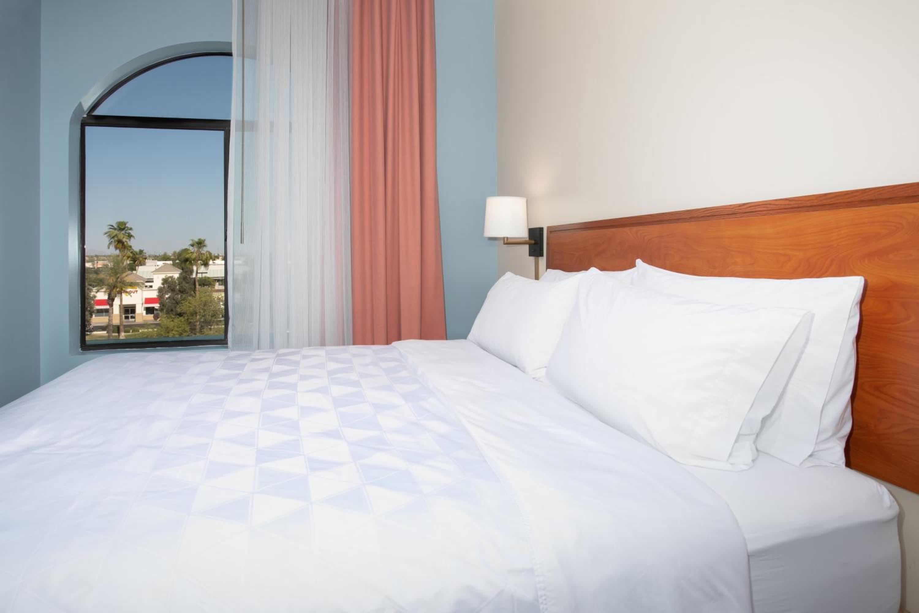 Standard King Room - Photo 5
