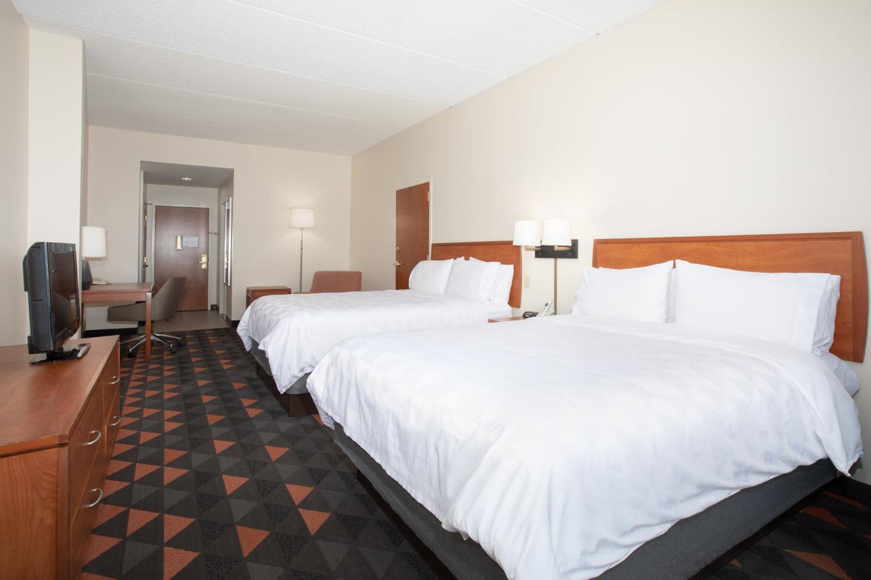 Standard Room with Two Queen Beds - Photo 3