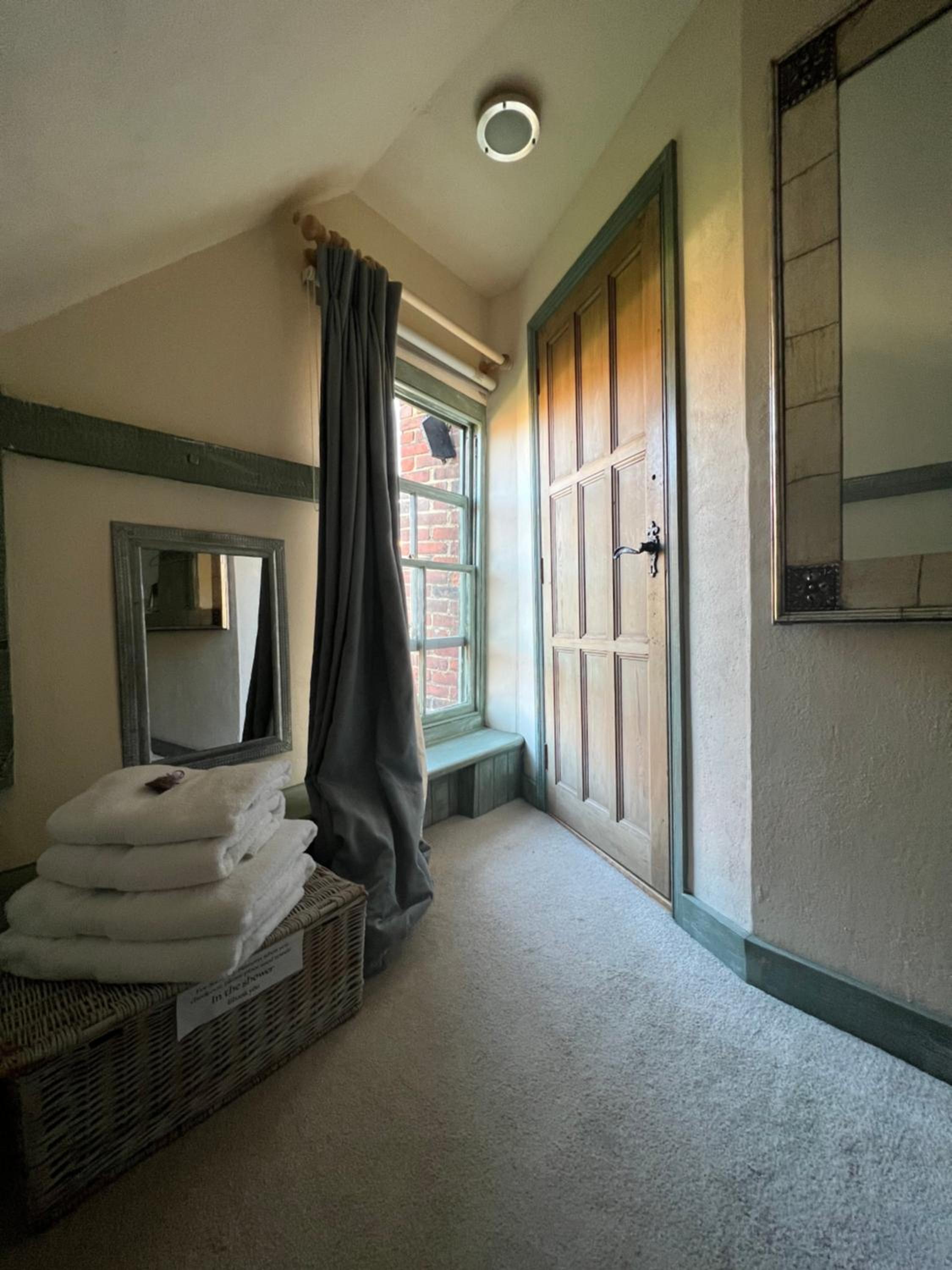 Deluxe Double Room with Shower - Photo 1