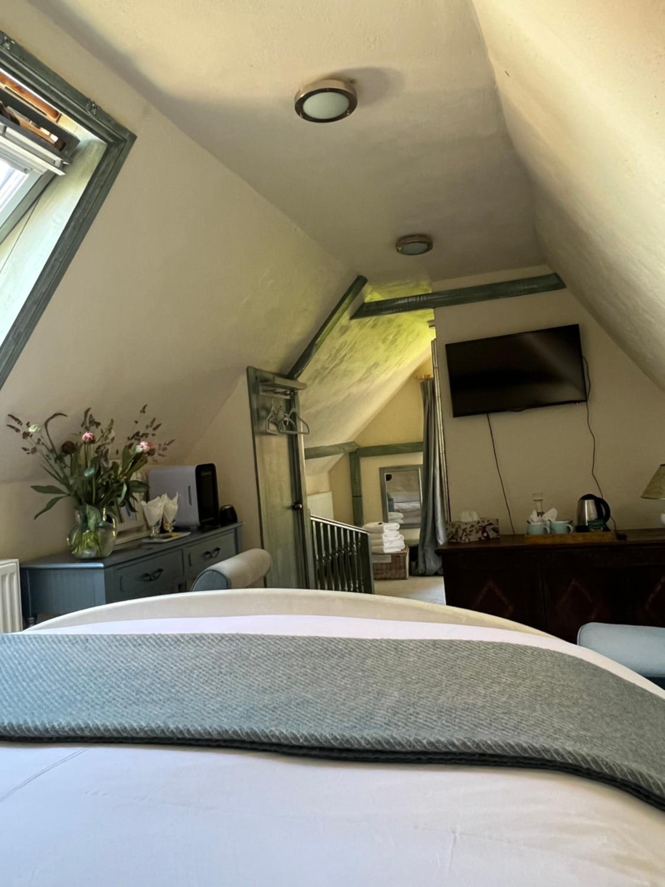 Deluxe Double Room with Shower - Photo 7