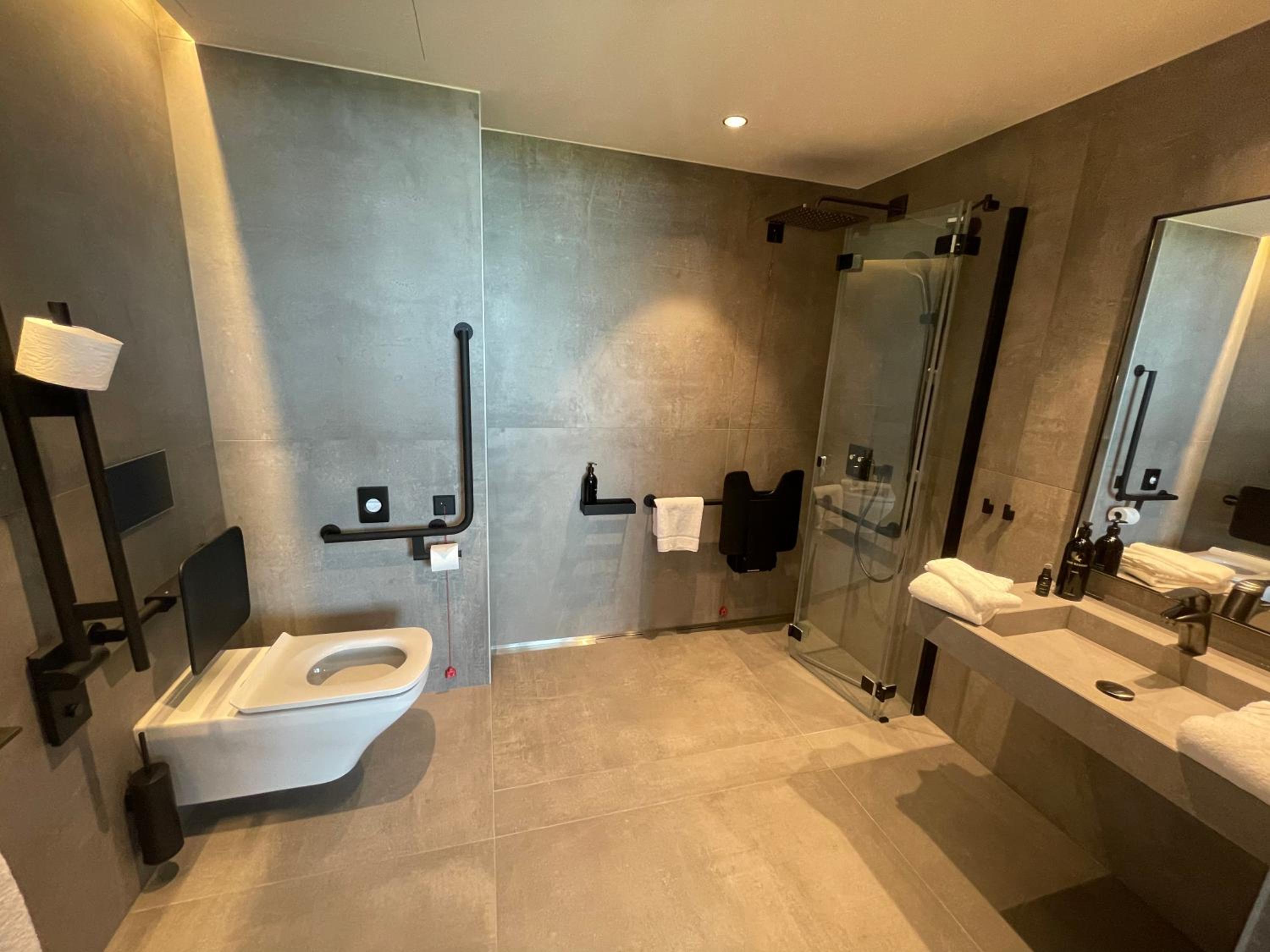 King Room with Roll-In Shower - Disability Access photo 3