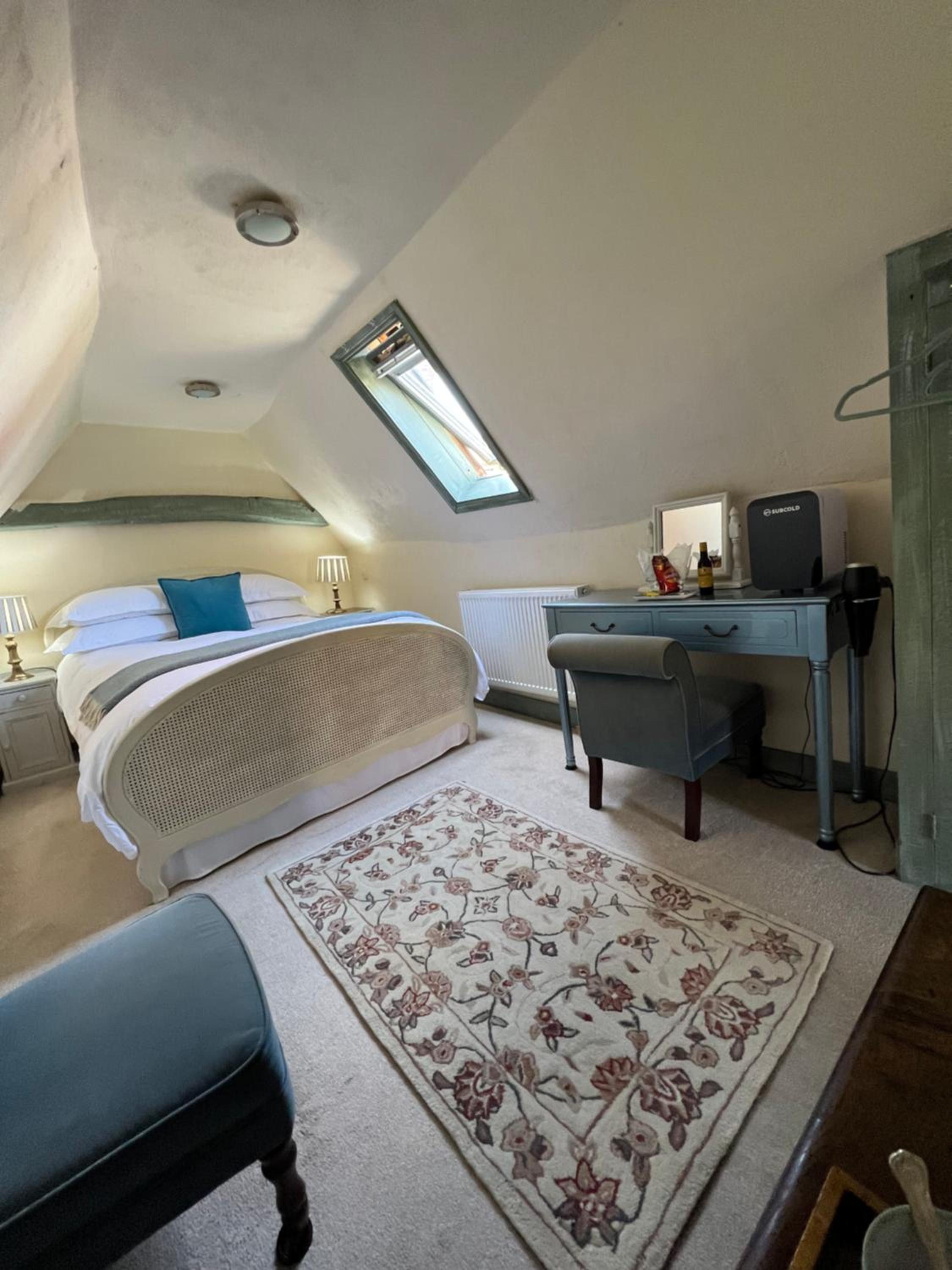Deluxe Double Room with Shower - Photo 8
