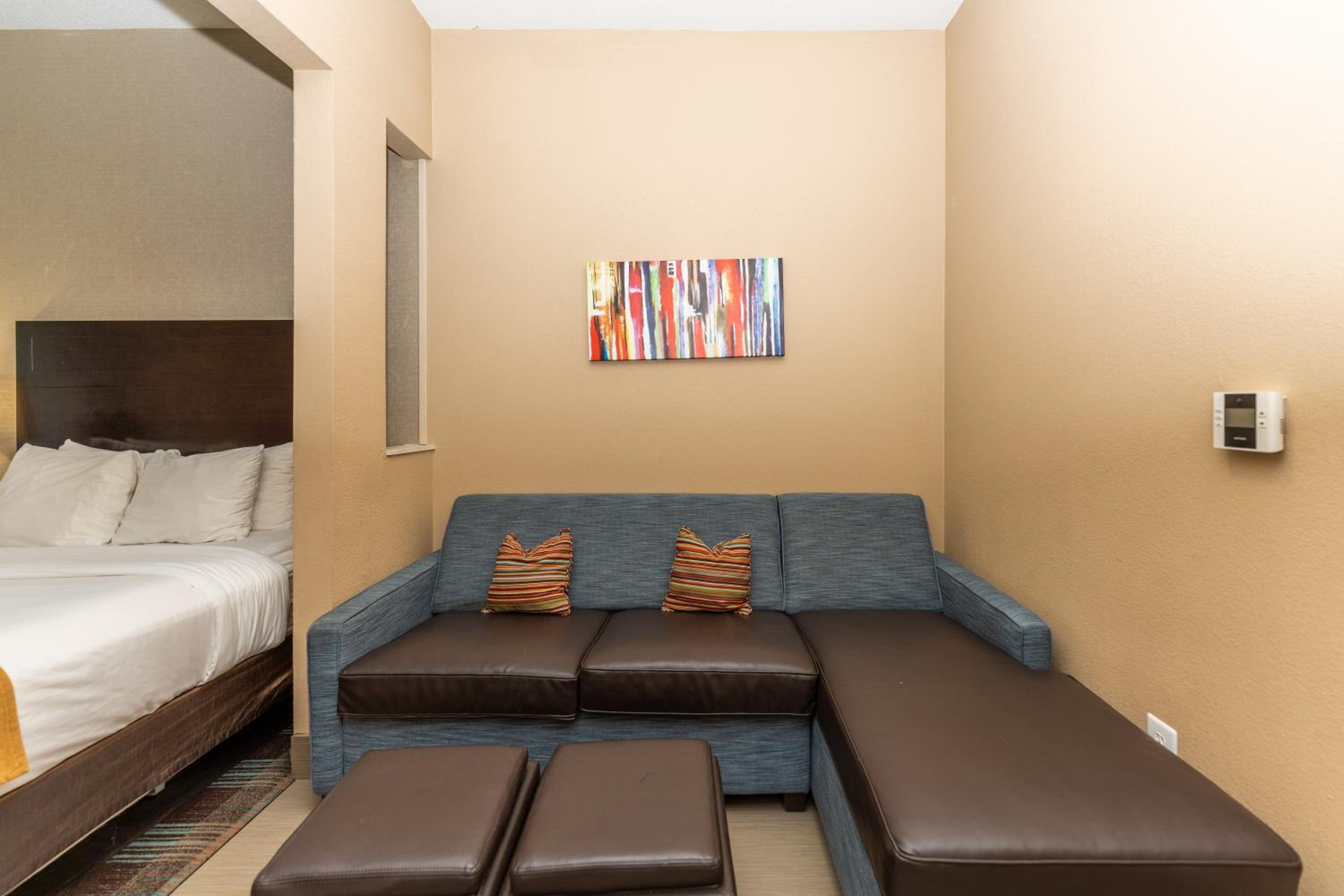 Queen Suite - Disability Access/Non-Smoking - Photo 23