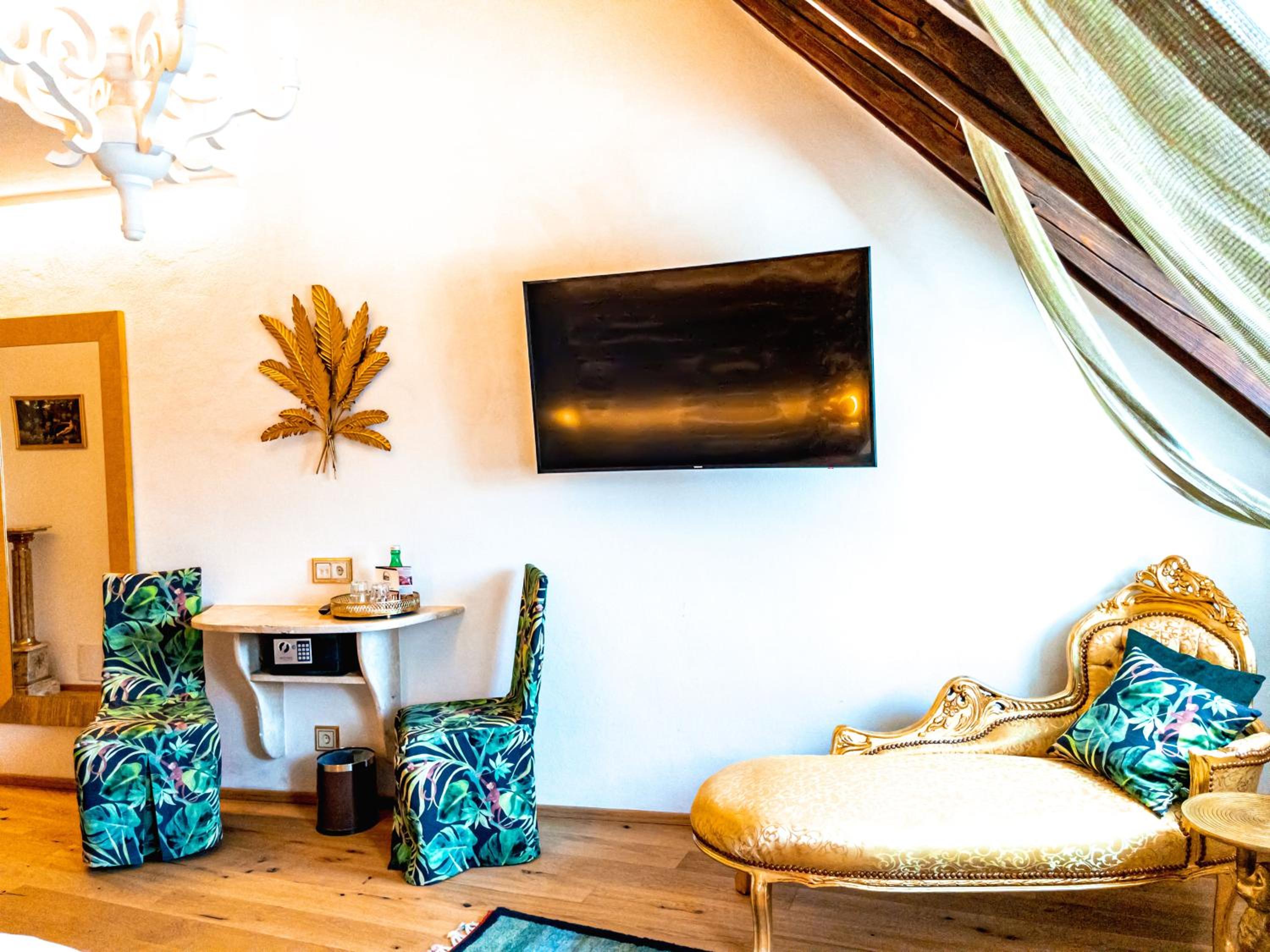 Large Double Room - Photo 1