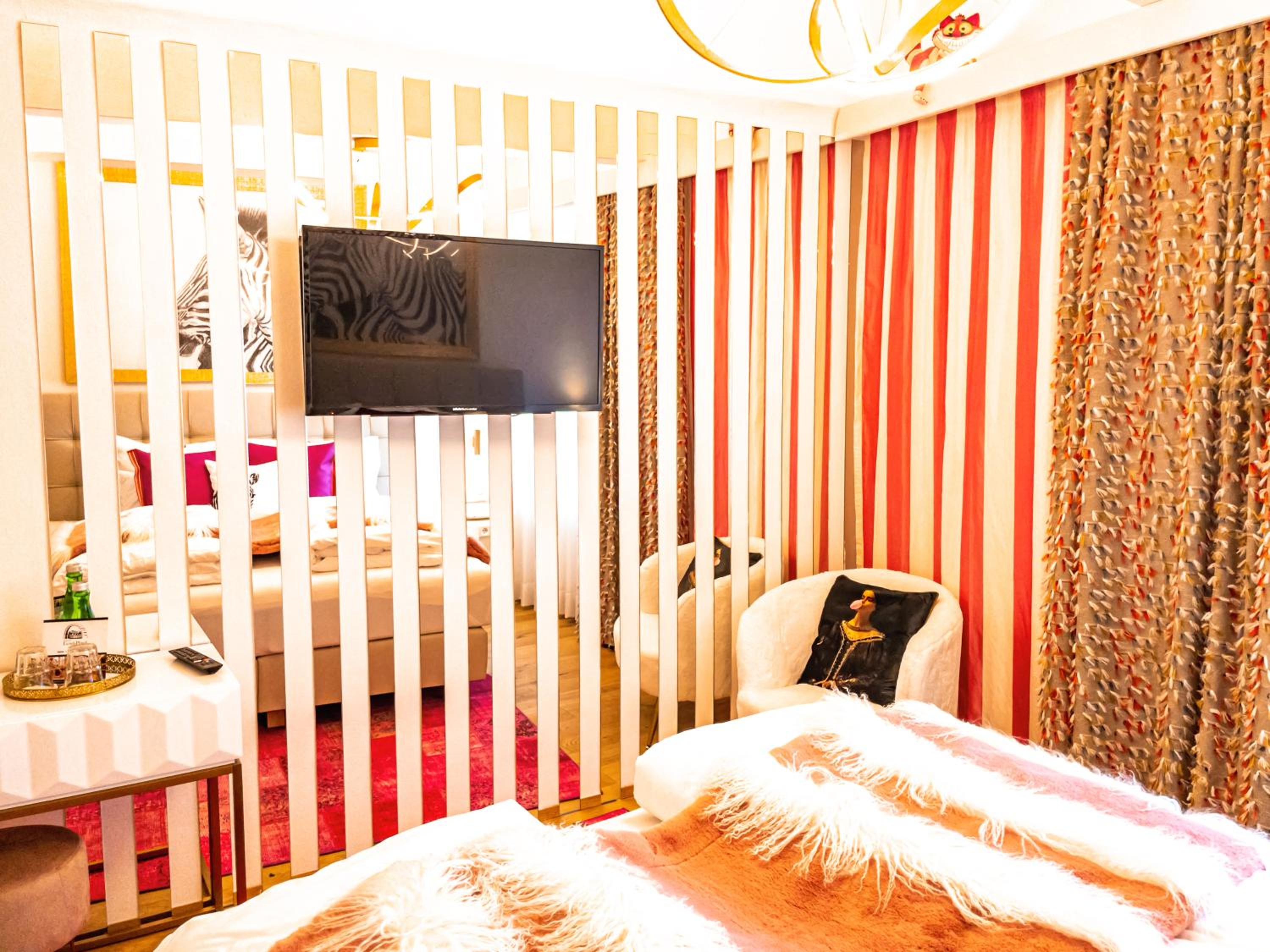 Deluxe Room - Photo 11