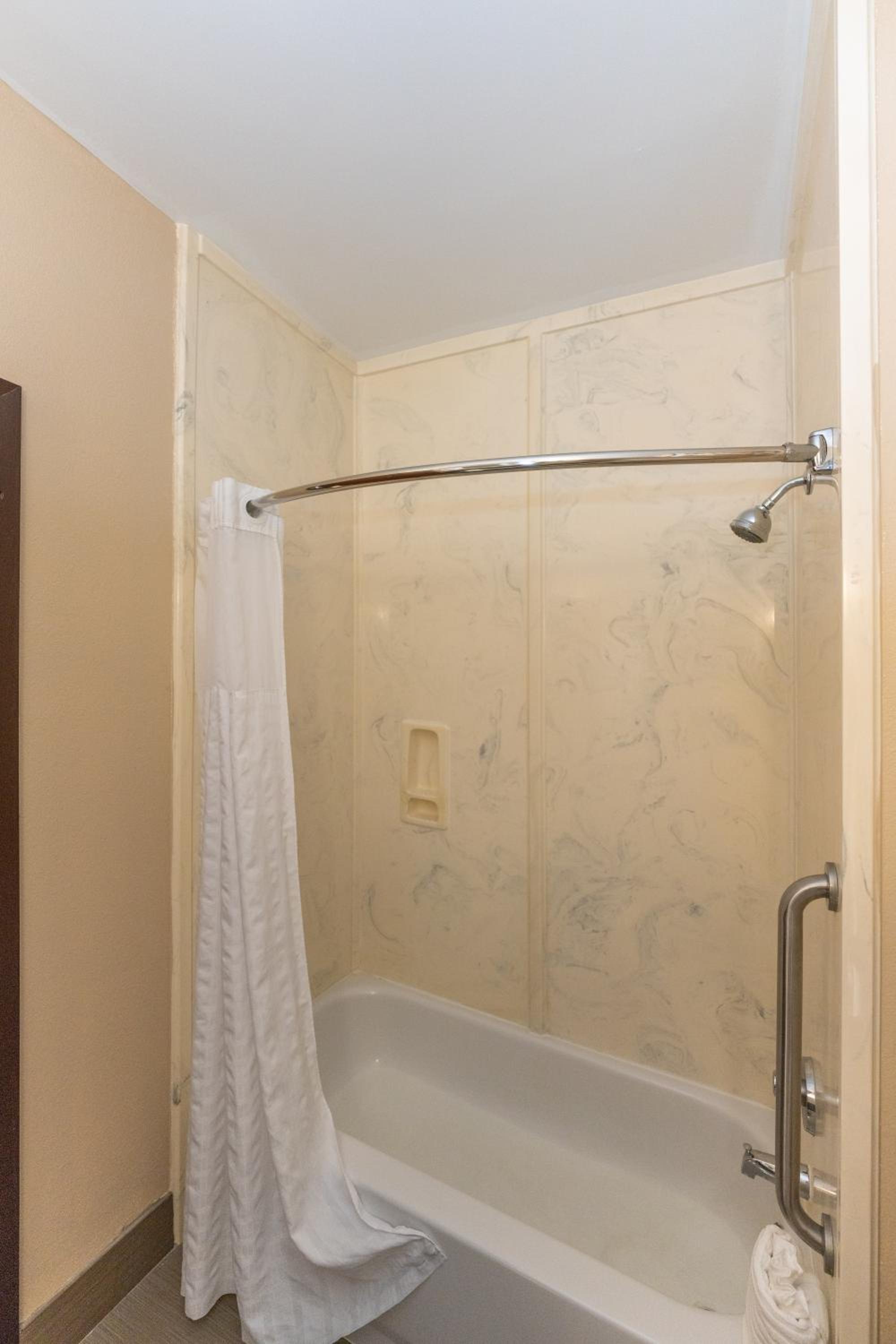 King Suite - Non-Smoking - Photo 33