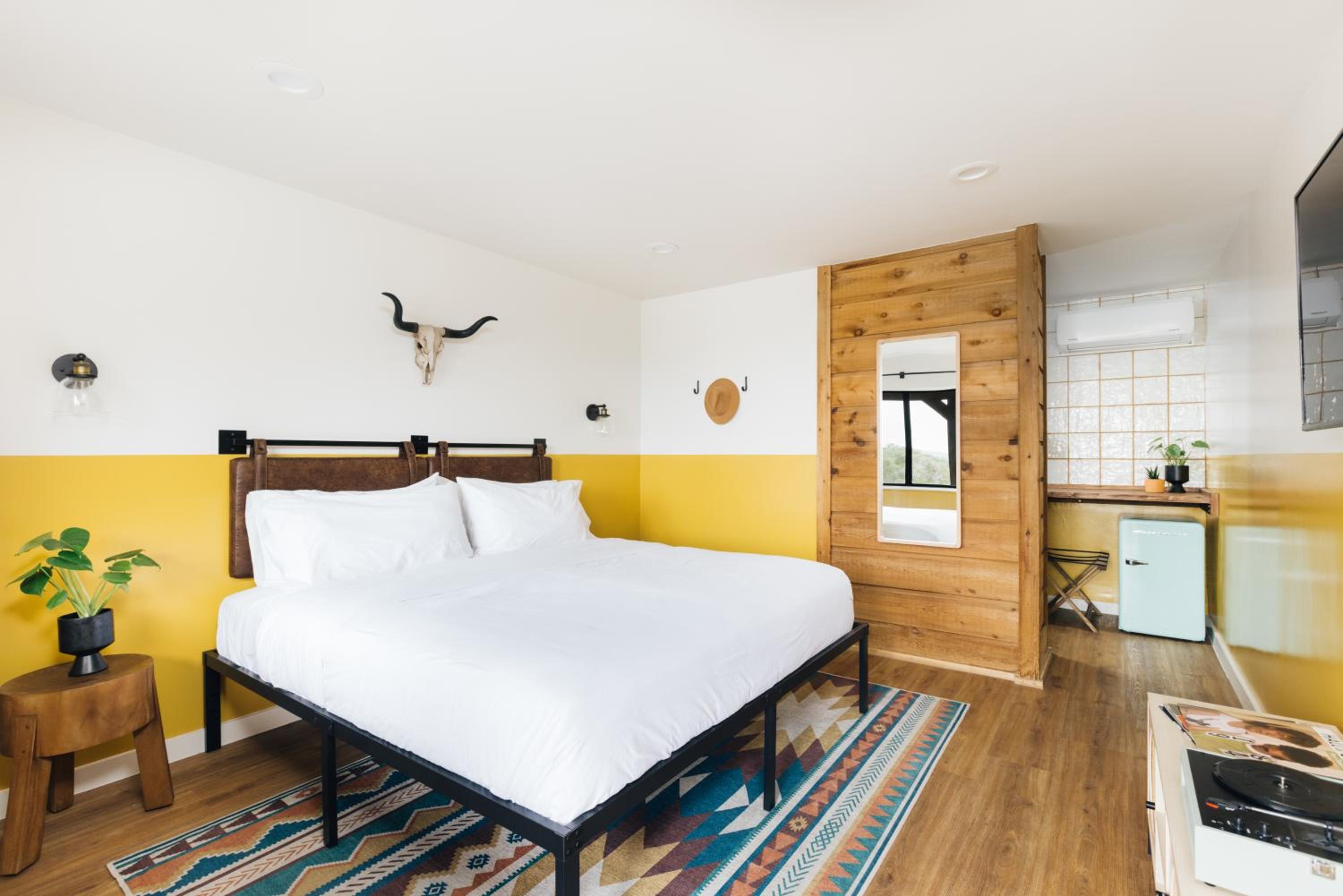 King Room with Pool and Mountain View photo 1