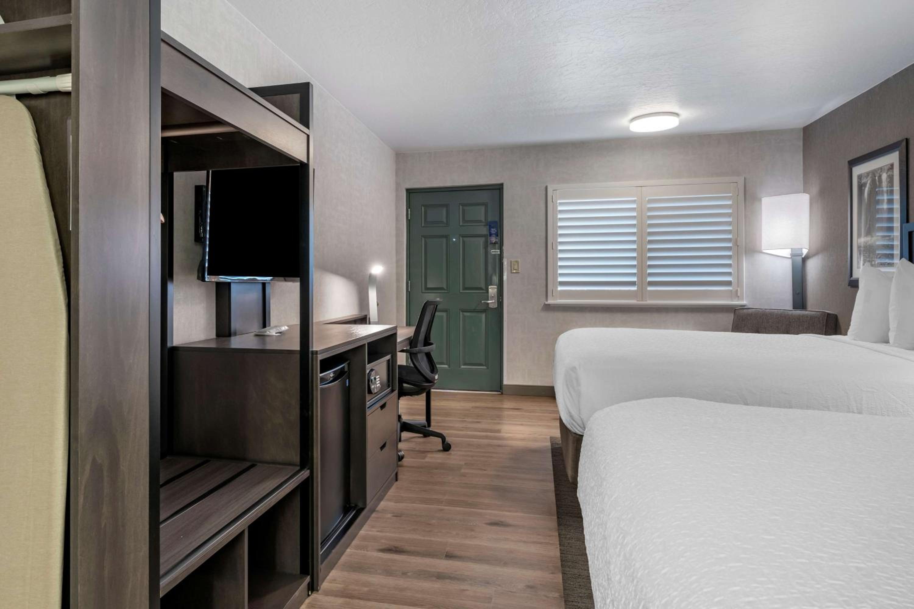 Queen Room with Two Queen Beds - Photo 3