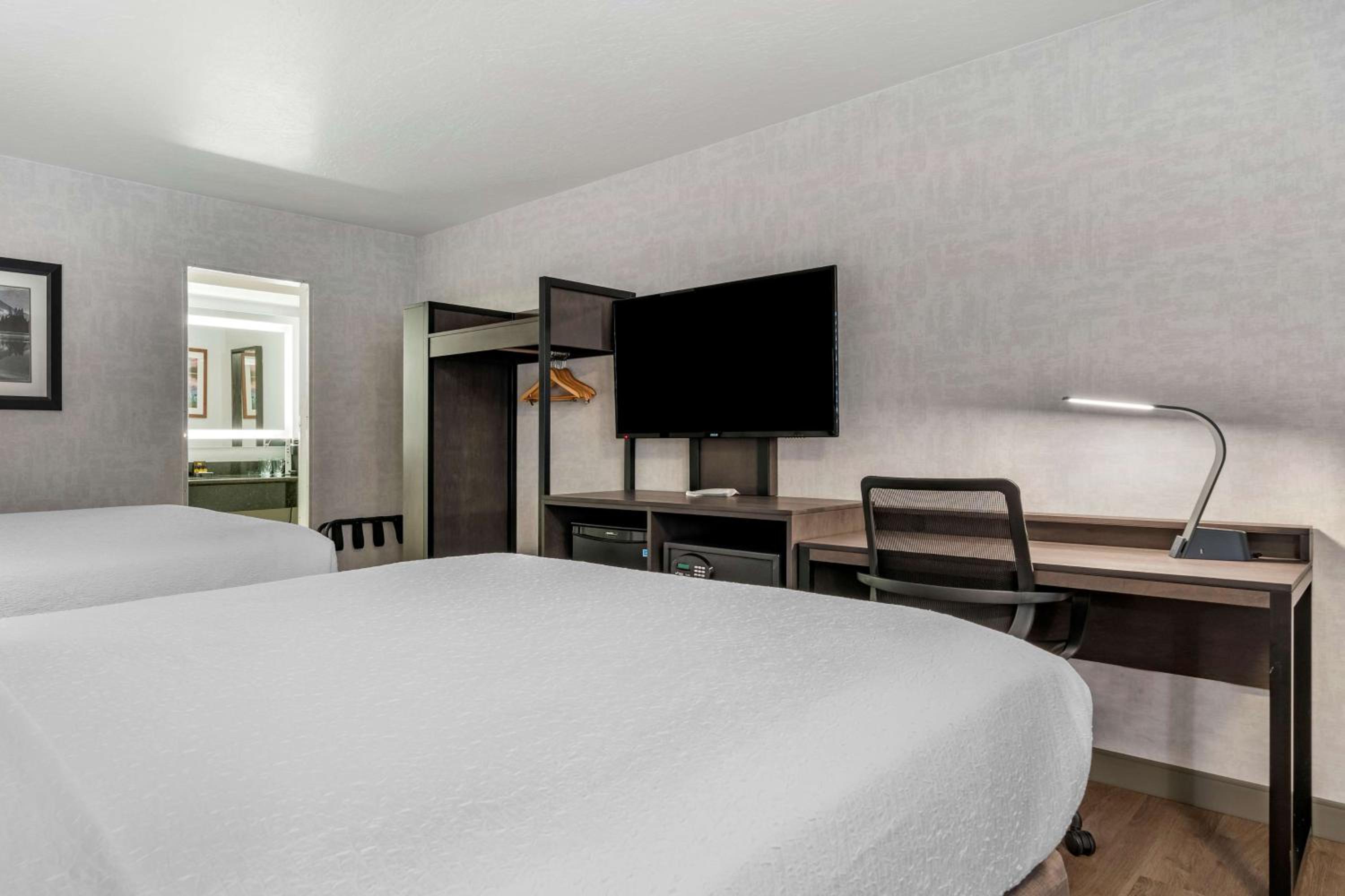 Queen Room with Two Queen Beds - Pet Friendly - Photo 3