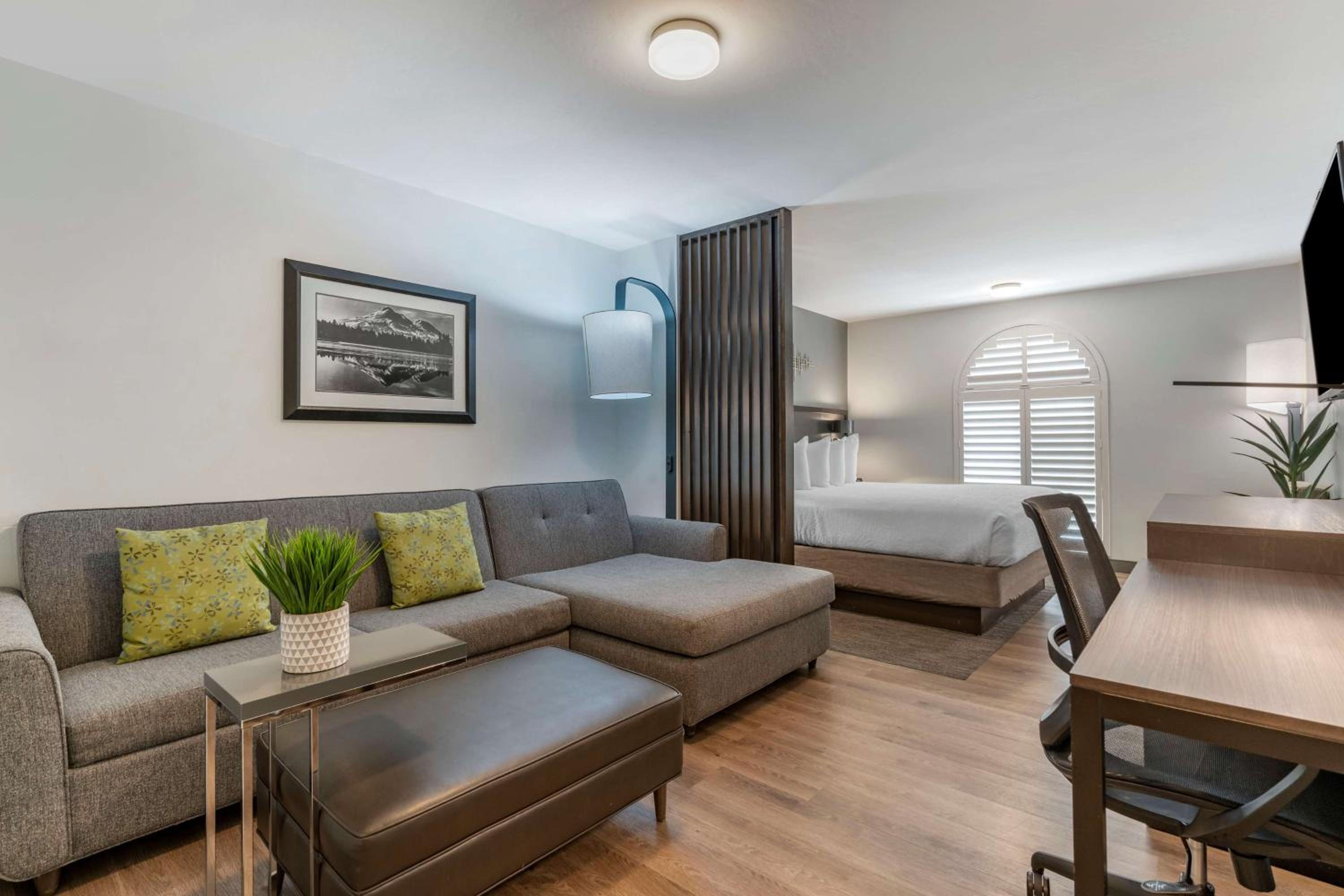 King Suite With Sofa Bed - Photo 4