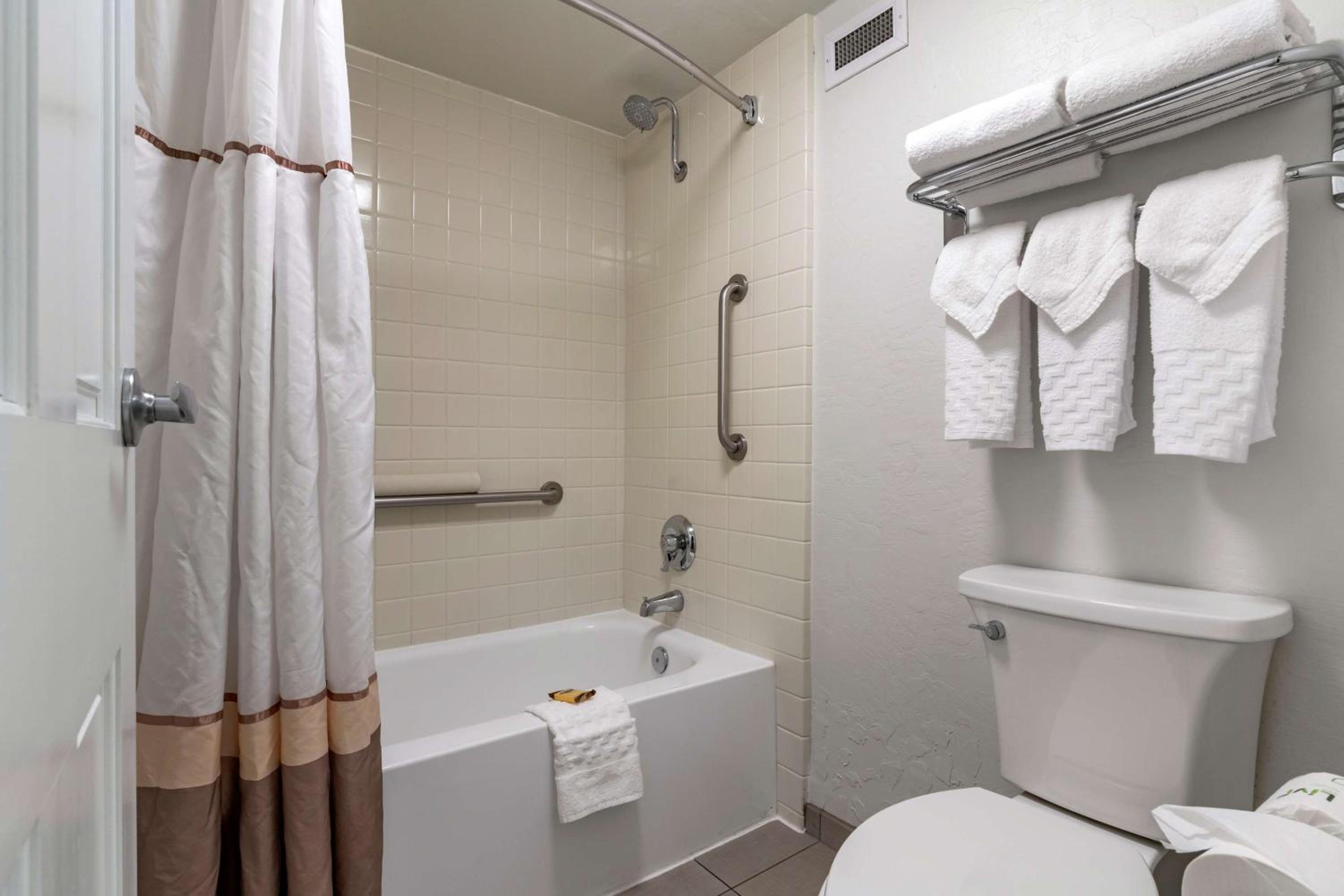 Queen Room with Two Queen Beds - Photo 4