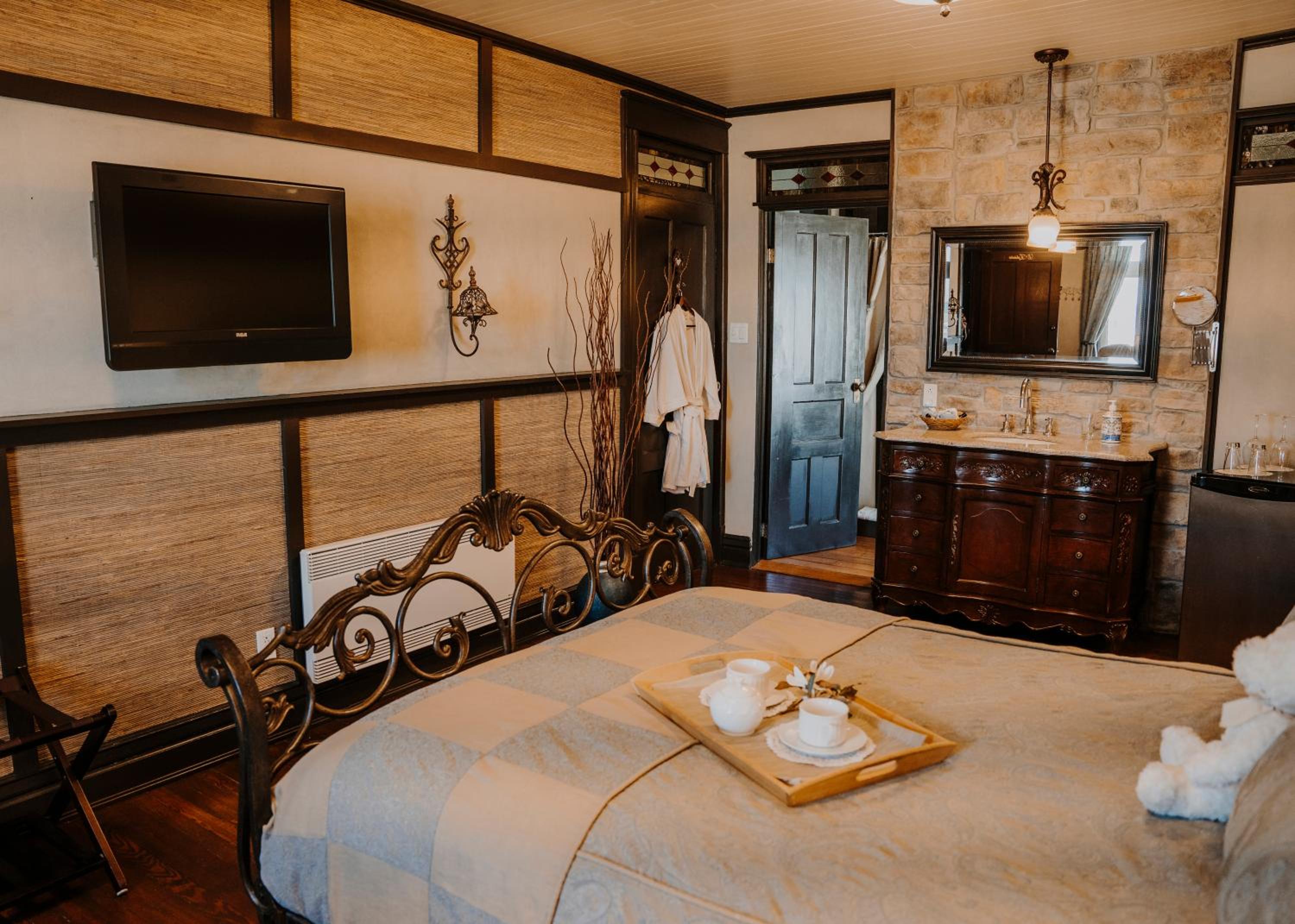 Suite with Private Bathroom - L'éphémère