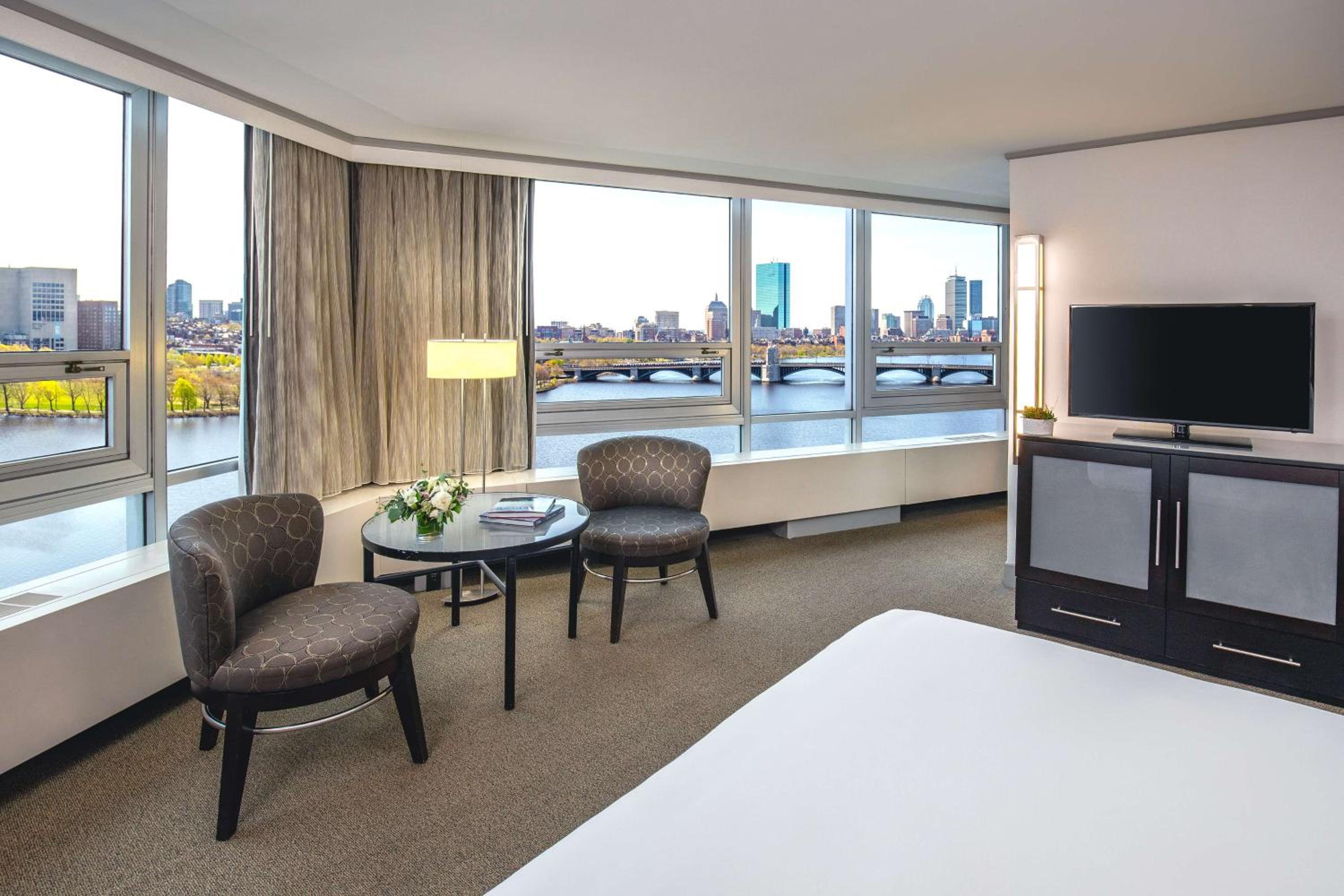 King Skyline - River View - East Tower - Photo 6