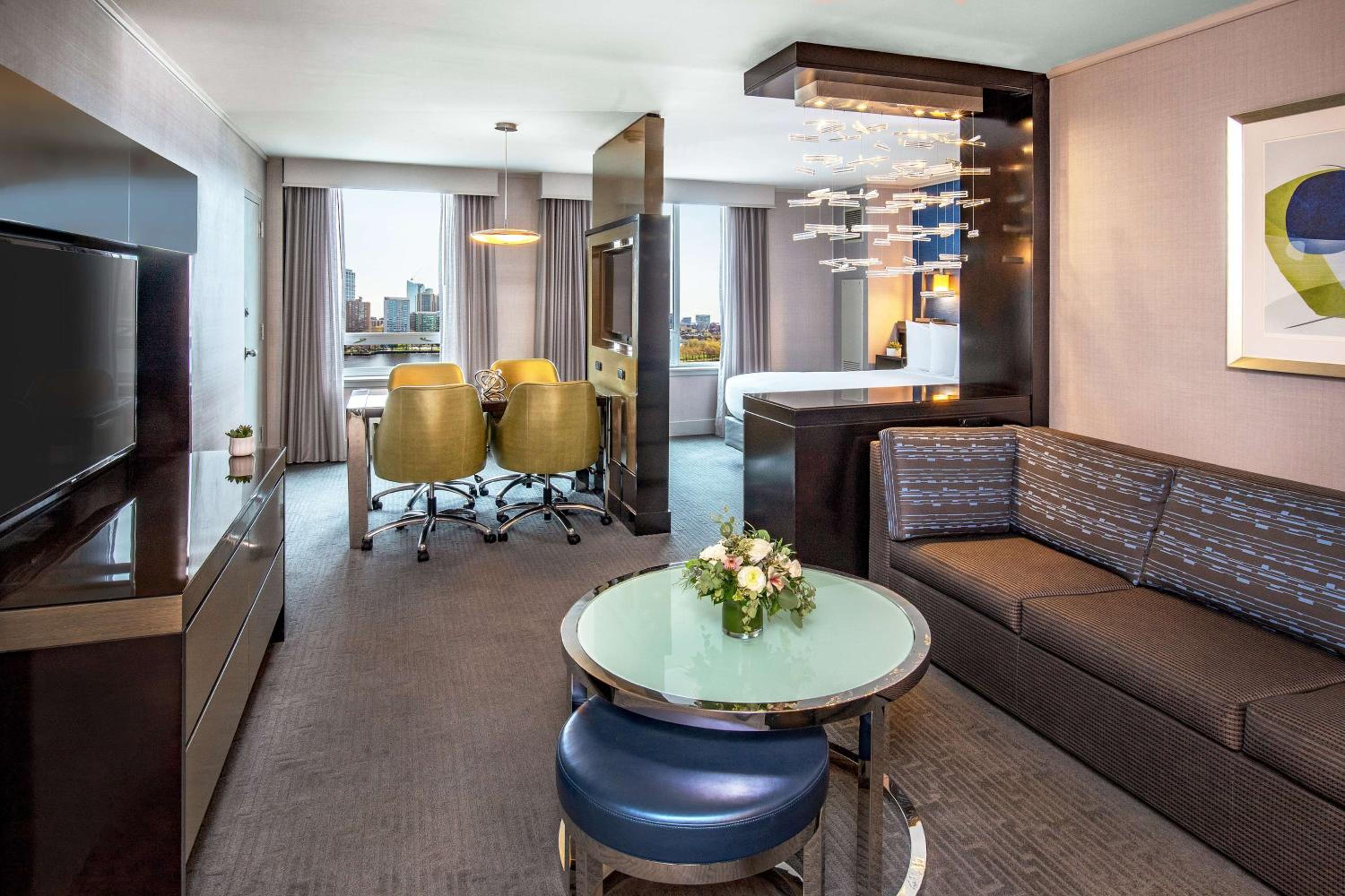 Executive Suite - King - River View - West Tower - Photo 2