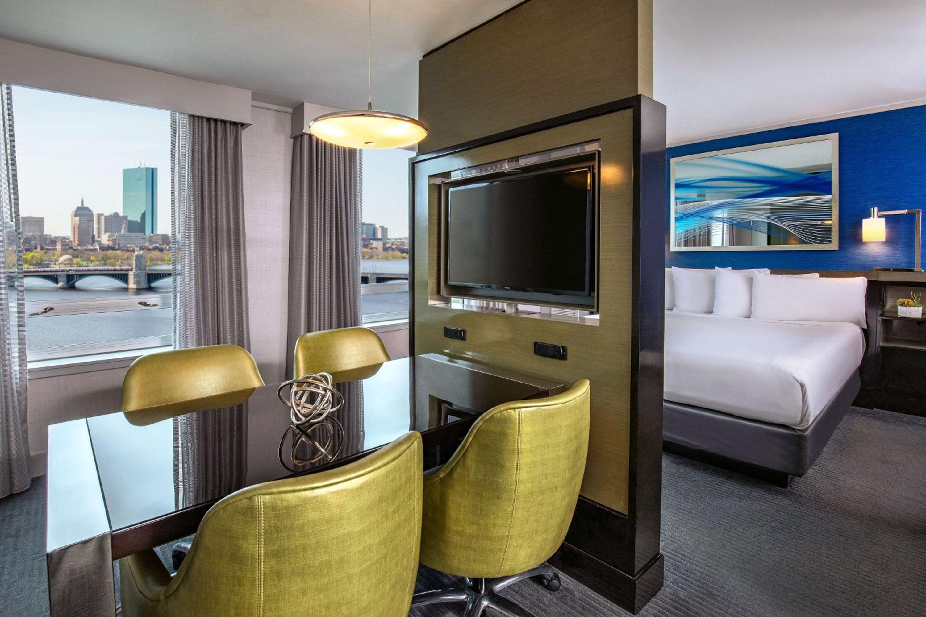 Executive Suite - King - River View - West Tower - Photo 1