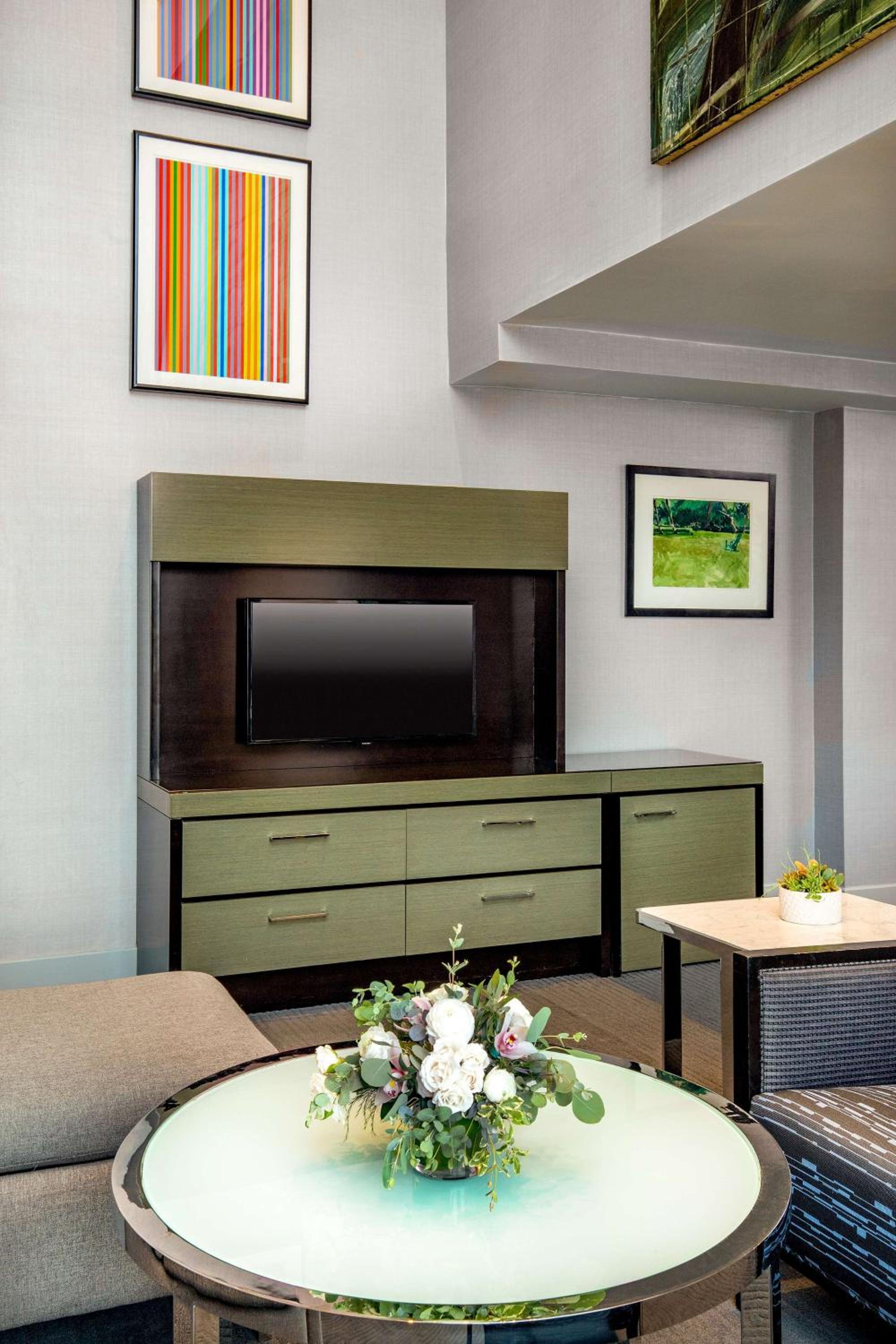 One Bedroom Suite - King - Accessible - River View - West Tower - Photo 6