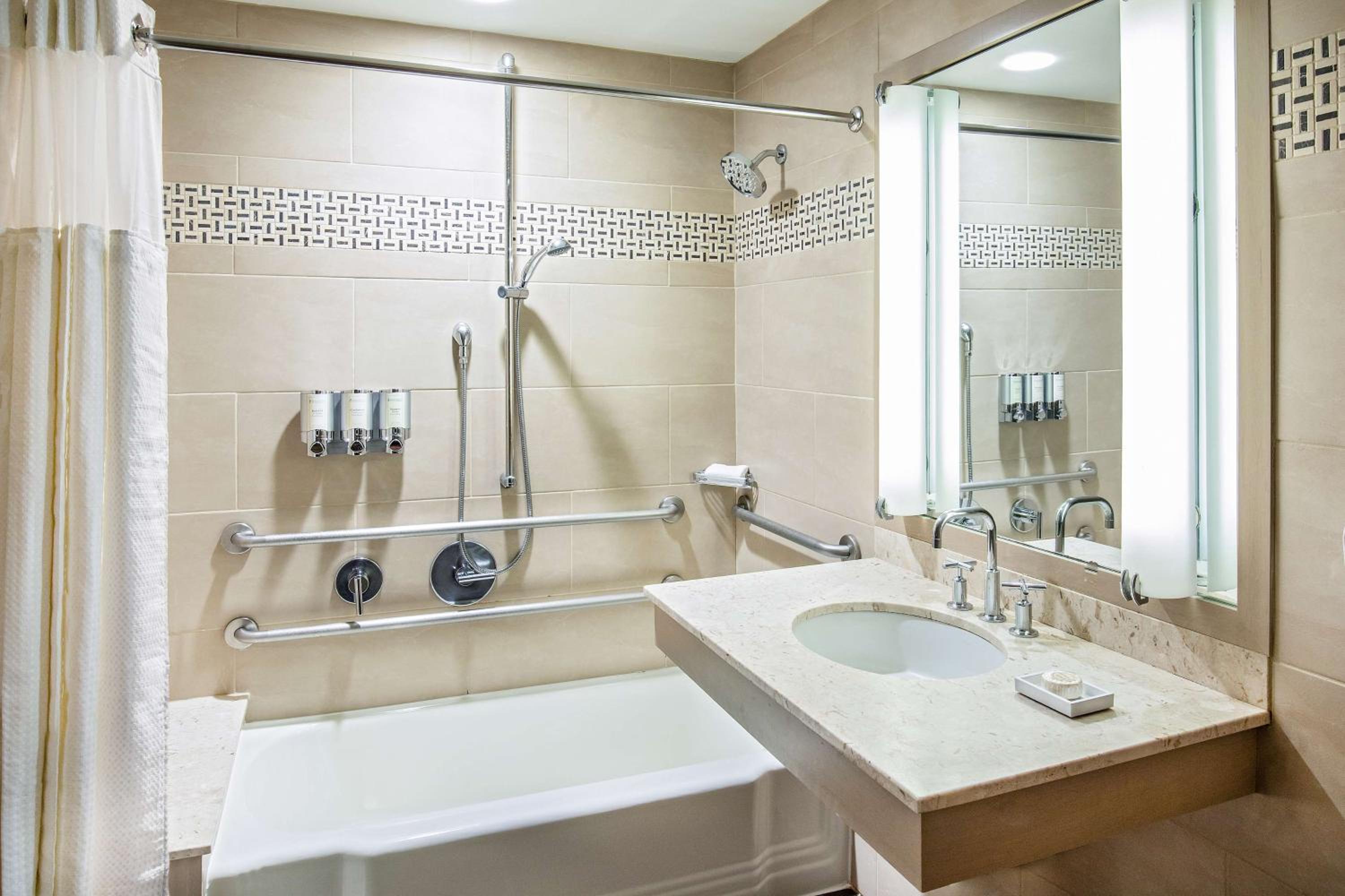 King - River View - Mobility/Hearing Accessible - Bathtub - East Tower - Photo 3
