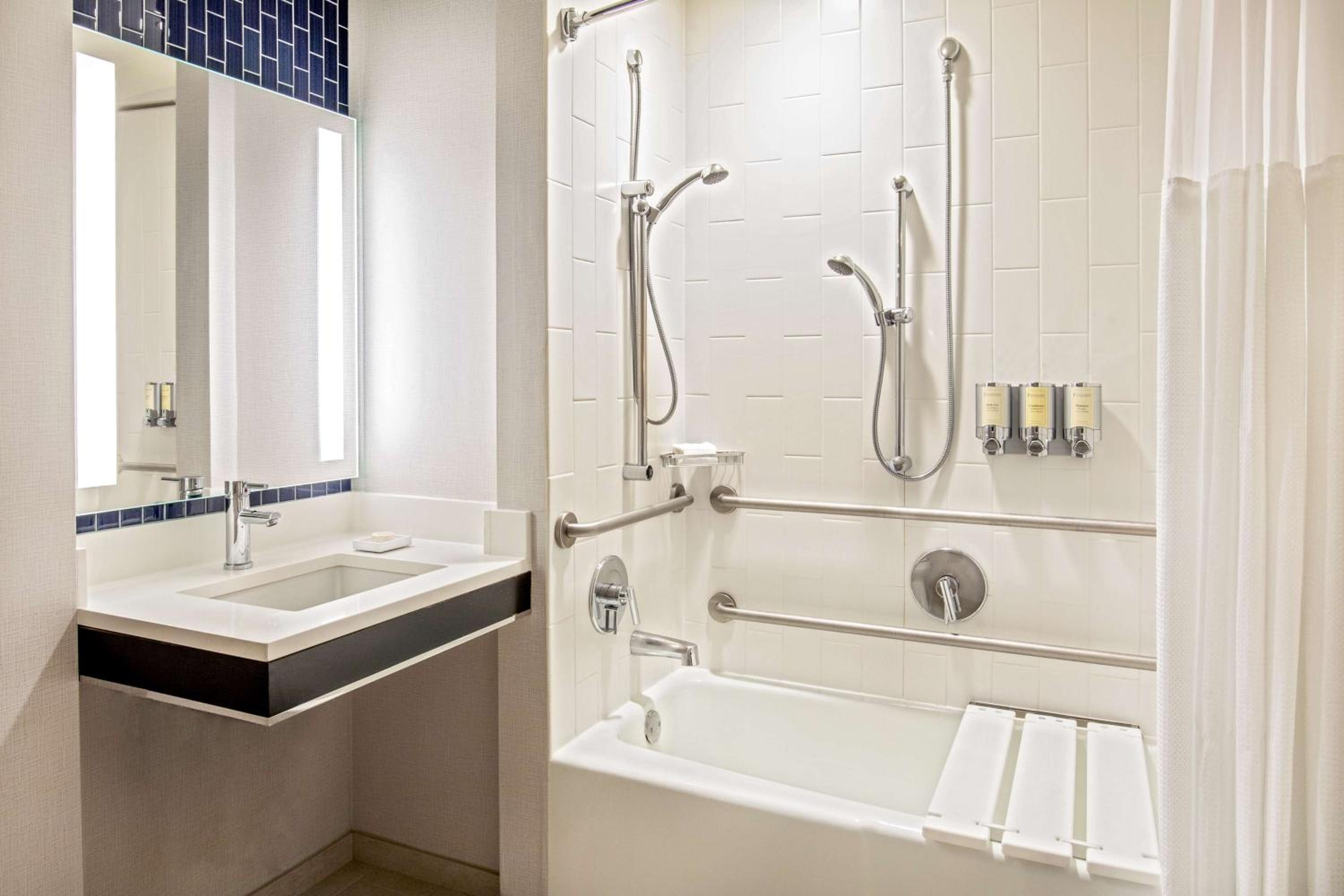 Two Queens - River View - Mobility/Hearing Accessible - Bathtub - West Tower - Photo 4