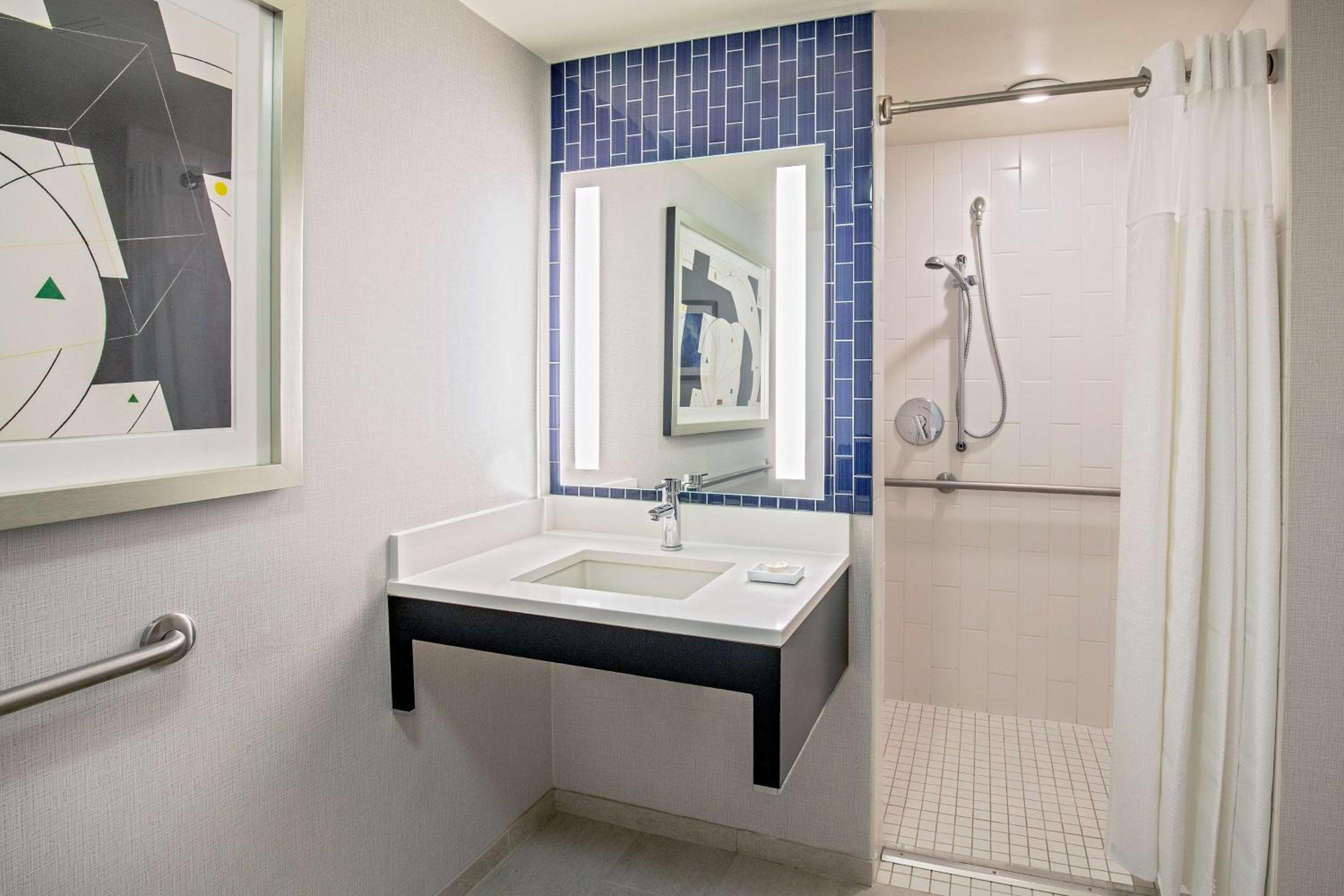 Two Queens - River View - Mobility/Hearing Access - Roll-In Shower - West Tower - Photo 4